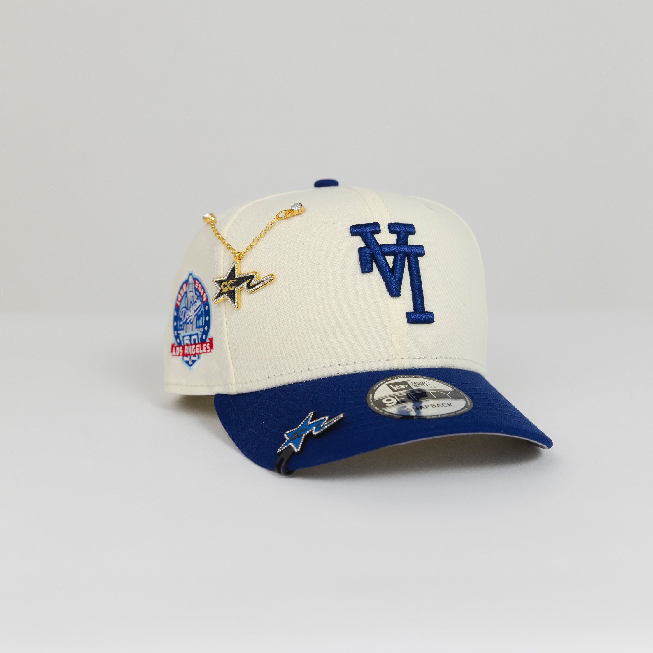 SNAPBACK DE LOS ANGELES DODGERS EXCLUSIVO DE NEW ERA 9FIFTY CHROME WHITE/MOCHA CON PARCHE DE LA 75TH WORLD SERIES