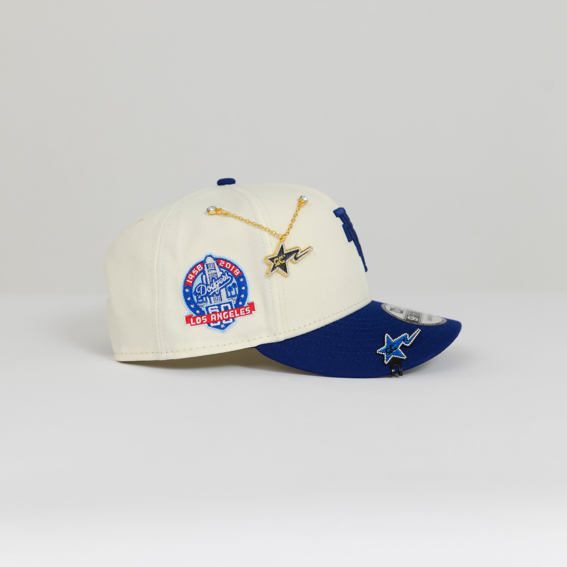 SNAPBACK DE LOS ANGELES DODGERS EXCLUSIVO DE NEW ERA 9FIFTY CHROME WHITE/MOCHA CON PARCHE DE LA 75TH WORLD SERIES
