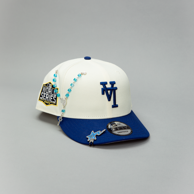 SNAPBACK DE LOS ANGELES DODGERS EXCLUSIVO DE NEW ERA 9FIFTY CHROME WHITE/MOCHA CON PARCHE DE LA 75TH WORLD SERIES