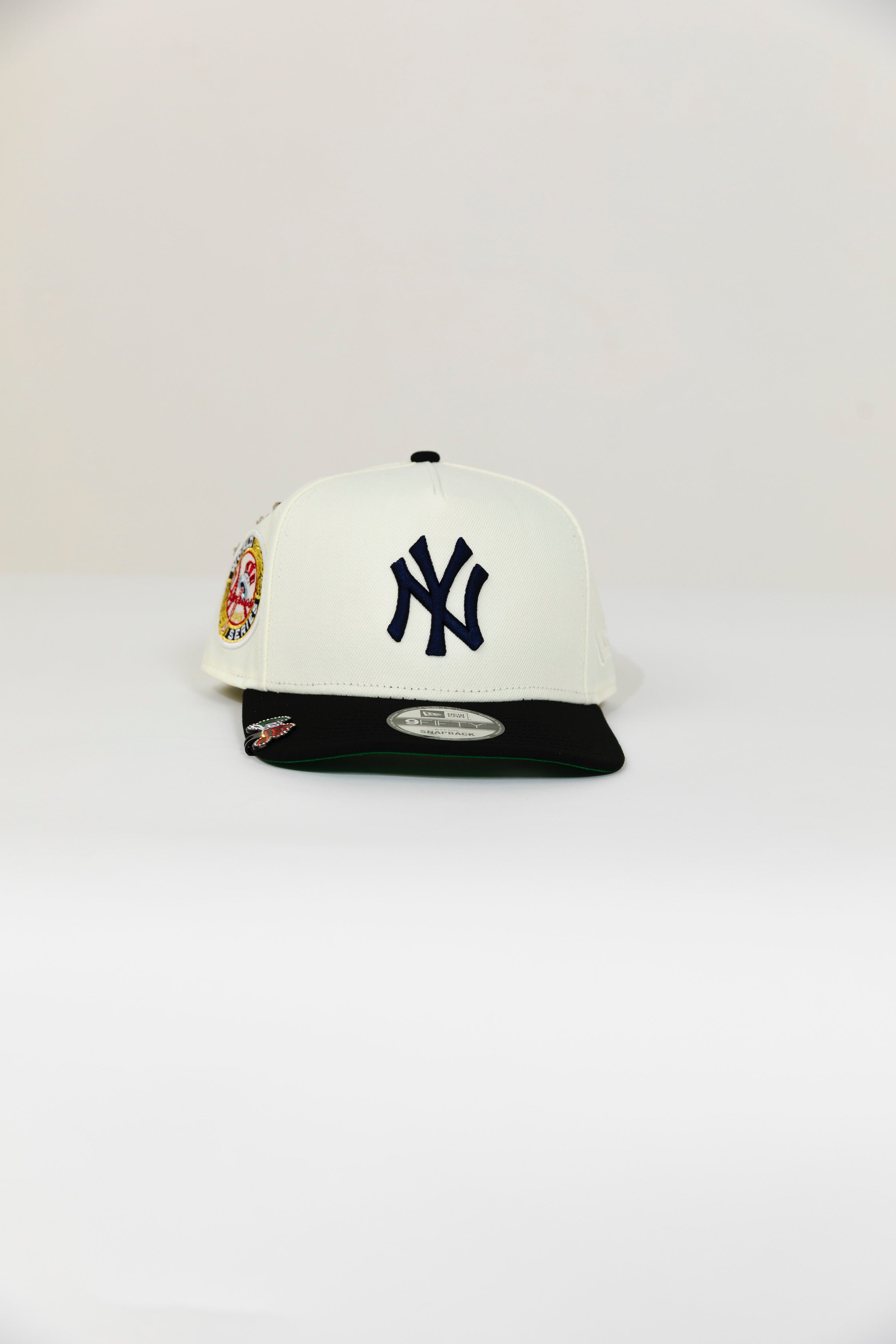 NEW ERA EXCLUSIVE 9FIFTY A-FRAME CHROME/ BLACK NEW YORK YANKEES SNAPBACK W/ 1949 WORLD SERIES SIDE PATCH