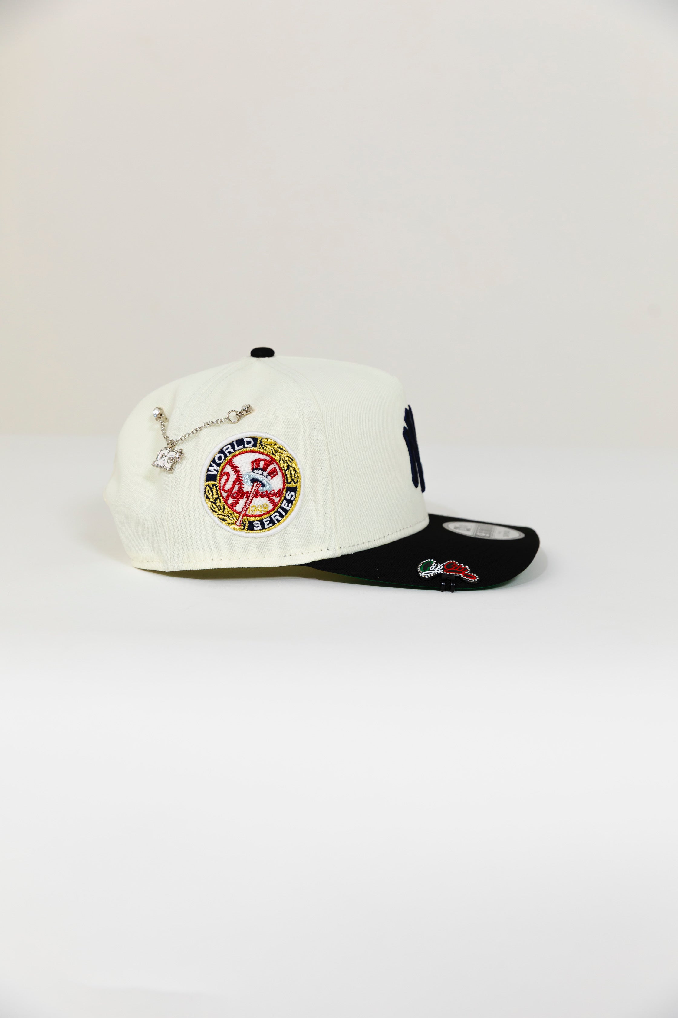 NEW ERA EXCLUSIVE 9FIFTY A-FRAME CHROME/ BLACK NEW YORK YANKEES SNAPBACK W/ 1949 WORLD SERIES SIDE PATCH