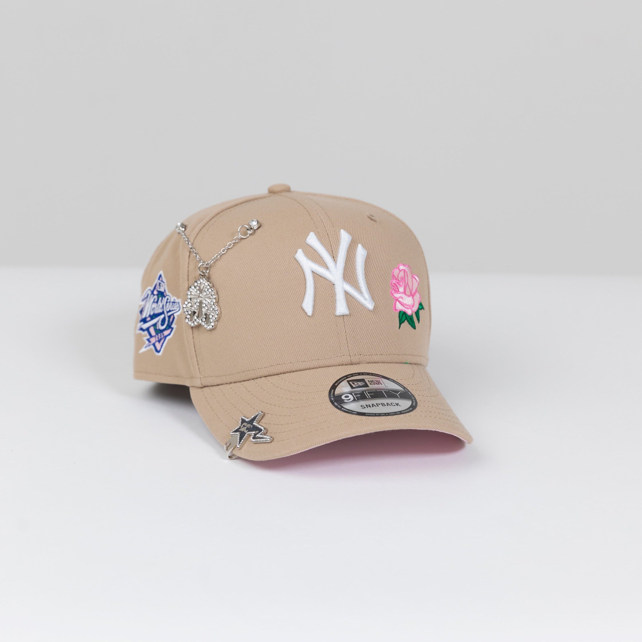NEW ERA EXCLUSIVE 9FIFTY LIGHT KHAKI NEW YORK YANKEES SNAPBACK W/ PINK ROSE + 1995 WORLD SERIES SIDE PATCH