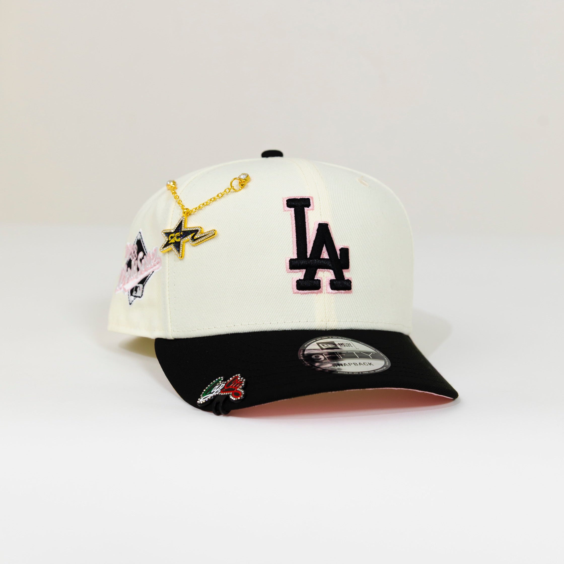 SNAPBACK DE LOS ANGELES DODGERS EXCLUSIVO DE NEW ERA 9FIFTY CHROME WHITE/MOCHA CON PARCHE DE LA 75TH WORLD SERIES