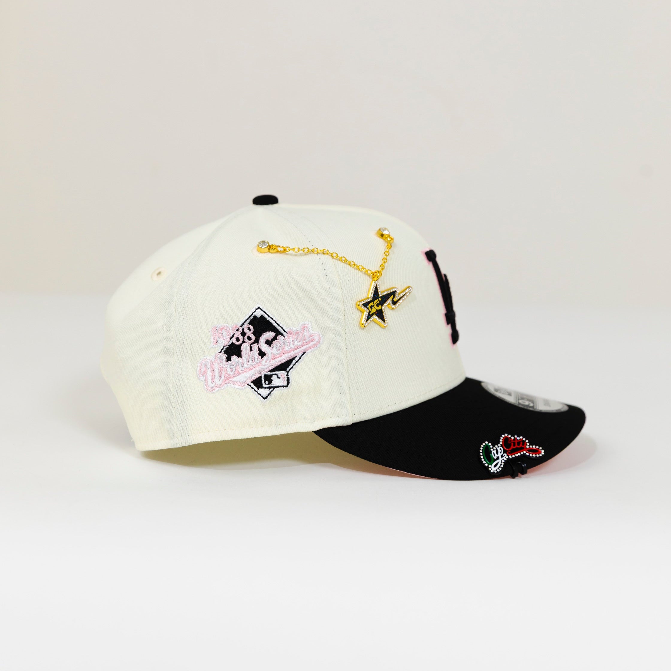 SNAPBACK DE LOS ANGELES DODGERS EXCLUSIVO DE NEW ERA 9FIFTY CHROME WHITE/MOCHA CON PARCHE DE LA 75TH WORLD SERIES