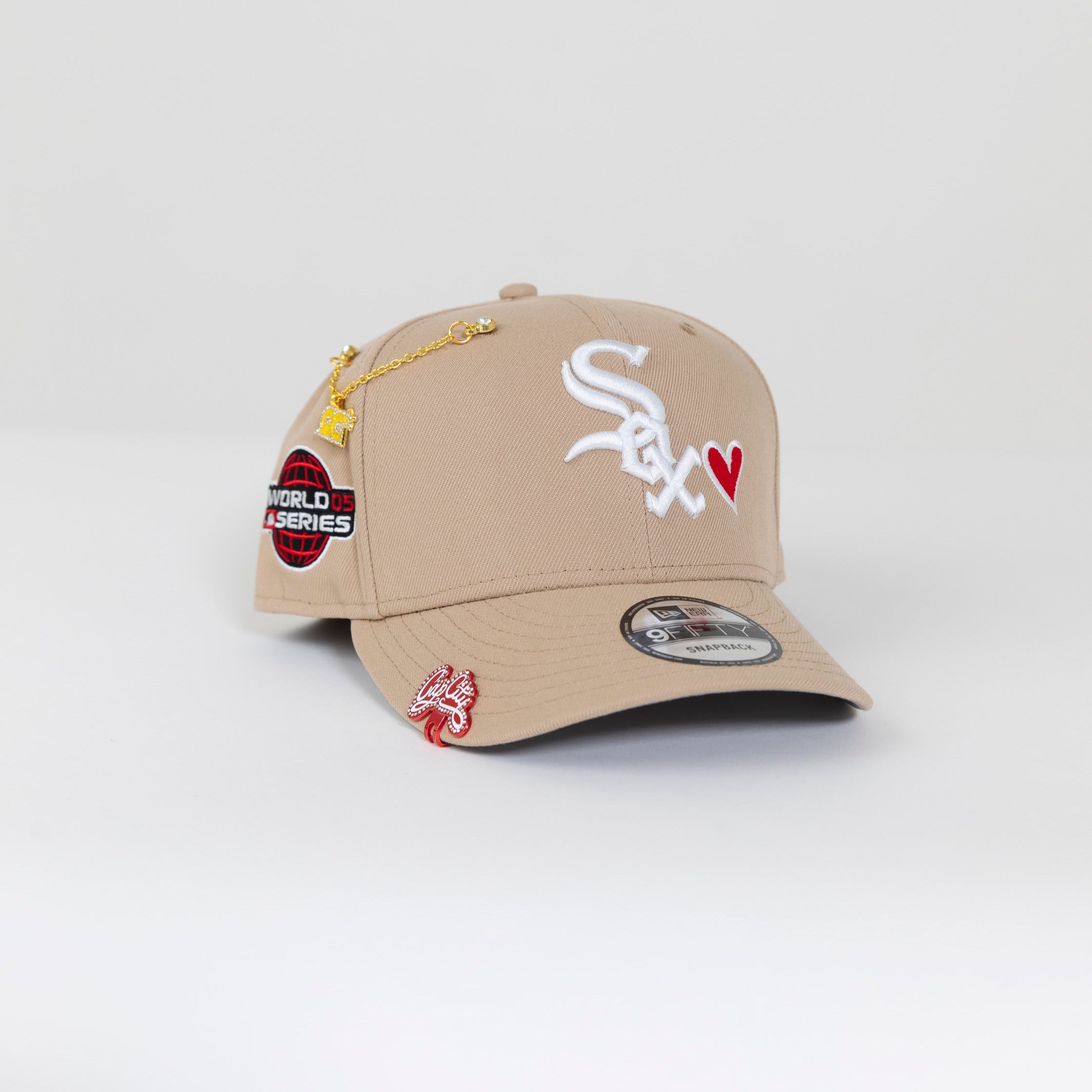 NEW ERA EXCLUSIVE 9FIFTY LIGHT KHAKI CHICAGO WHITE SOX SNAPBACK W/ RED HEART + 2005 WORLD SERIES SIDE PATCH