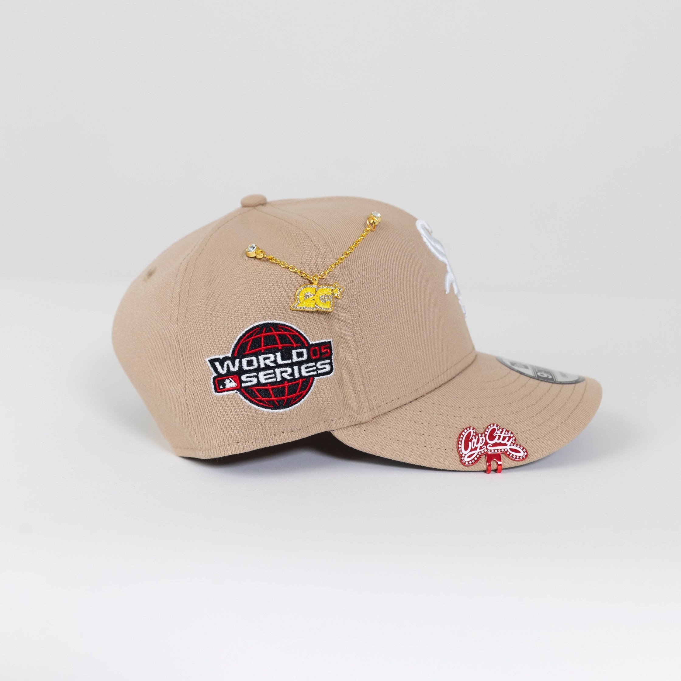 NEW ERA EXCLUSIVE 9FIFTY LIGHT KHAKI CHICAGO WHITE SOX SNAPBACK W/ RED HEART + 2005 WORLD SERIES SIDE PATCH