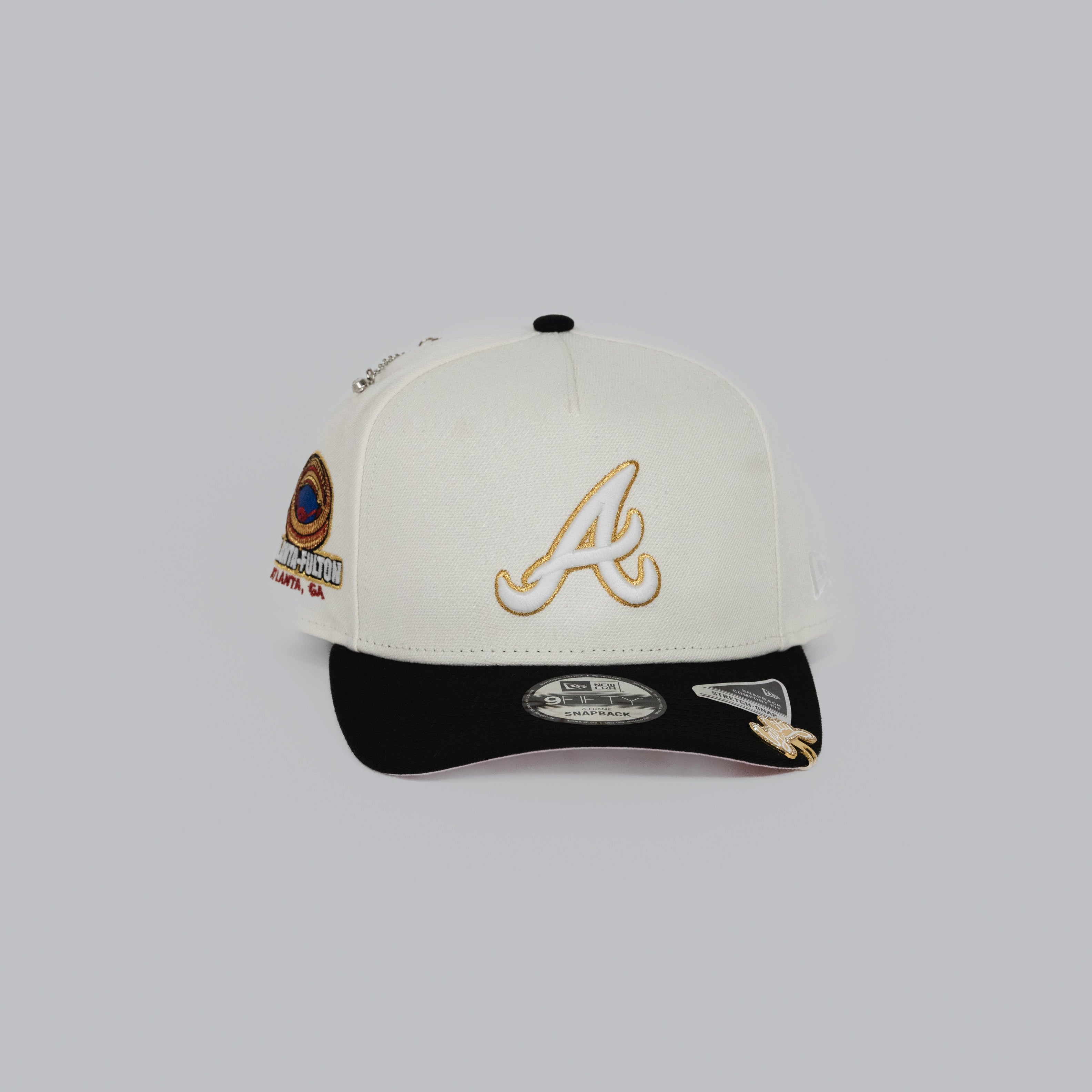 SNAPBACK 9FIFTY AZUL MARINO ATLANTA BRAVES EXCLUSIVO DE NEW ERA CON PARCHE DEL JUEGO ALL STAR 2000