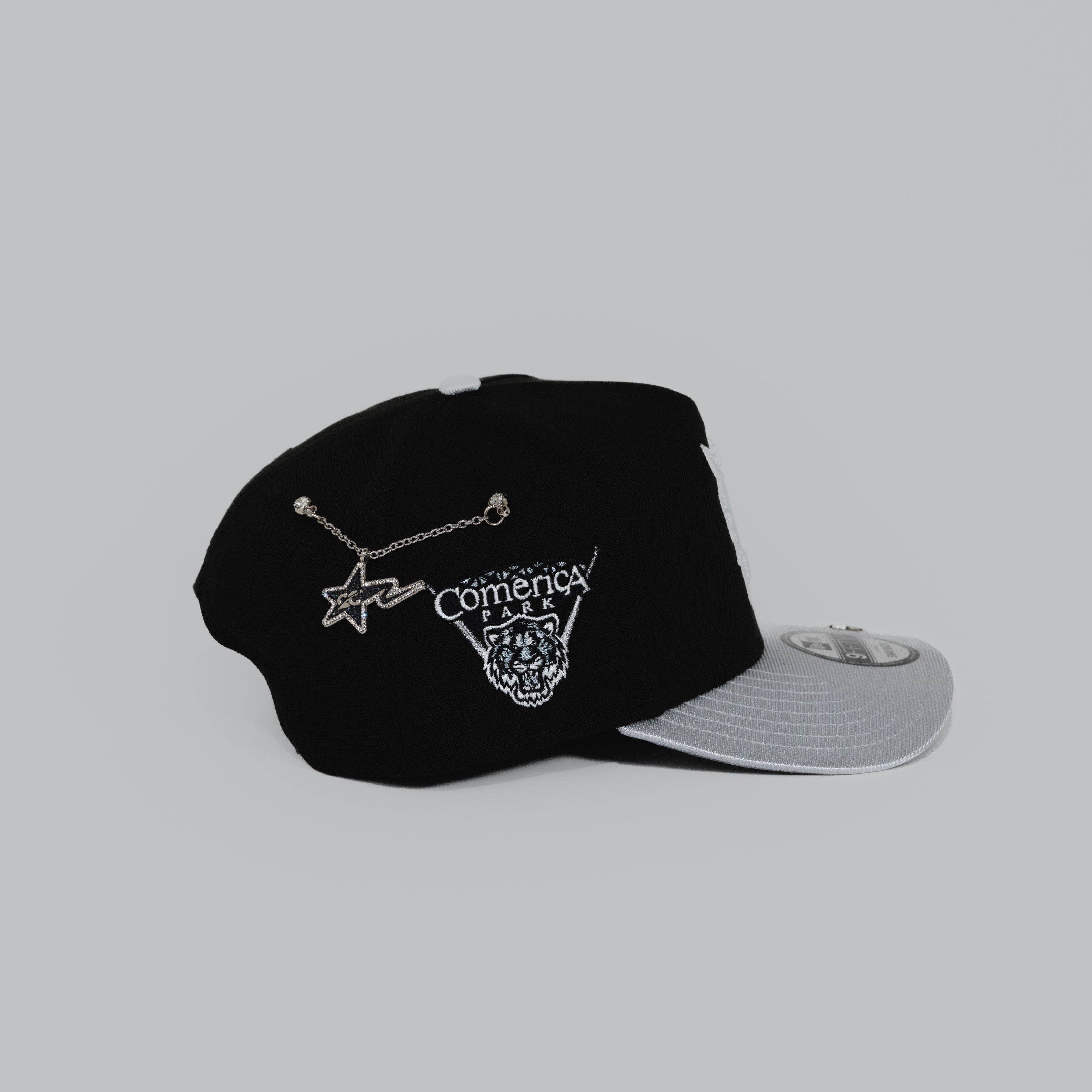 NEW ERA EXCLUSIVE 9FIFTY A-FRAME BLACK/ SILVER DETROIT TIGERS SNAPBACK W/ COMERICA PARK SIDE PATCH