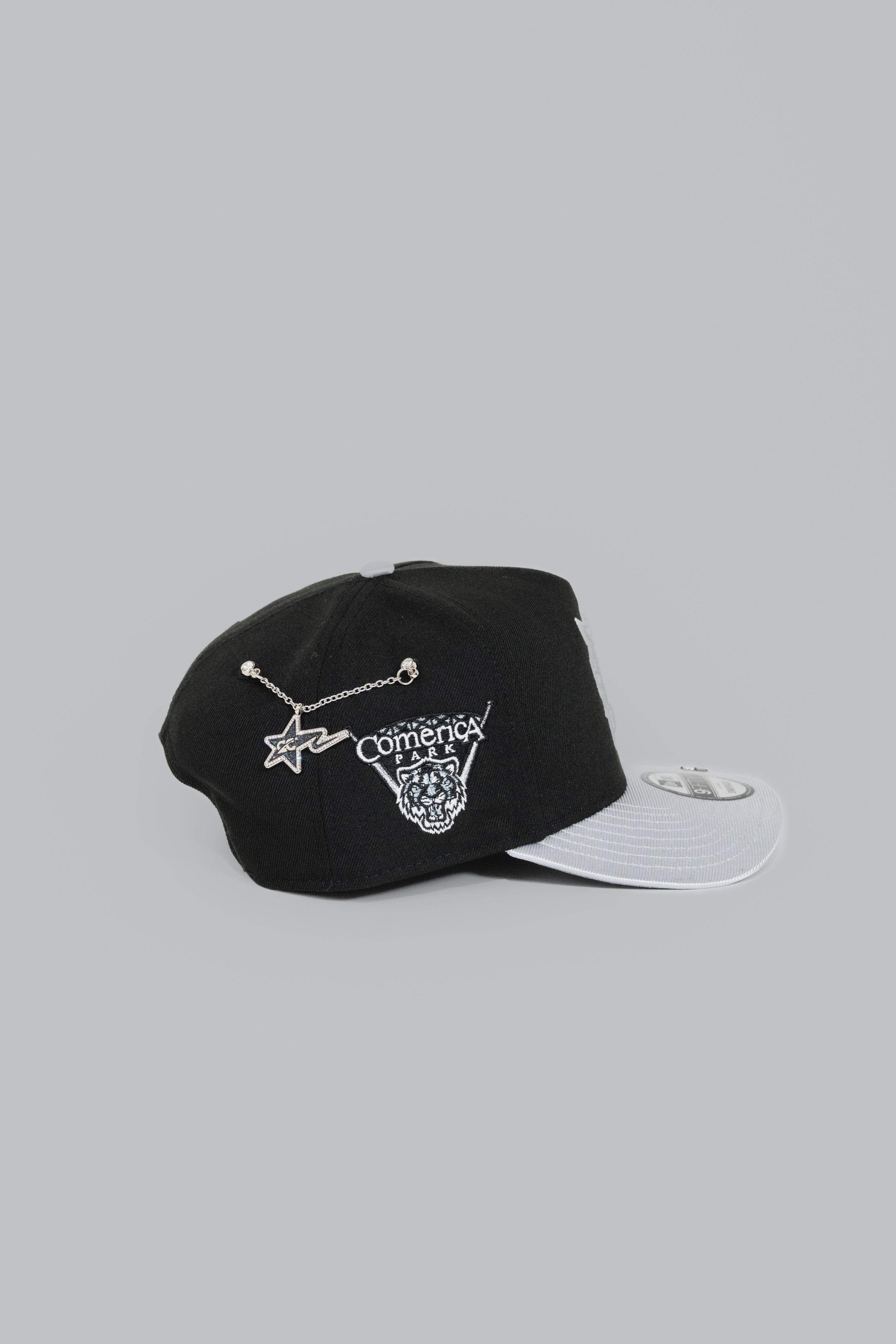 NEW ERA EXCLUSIVE 9FIFTY A-FRAME BLACK/ SILVER DETROIT TIGERS SNAPBACK W/ COMERICA PARK SIDE PATCH