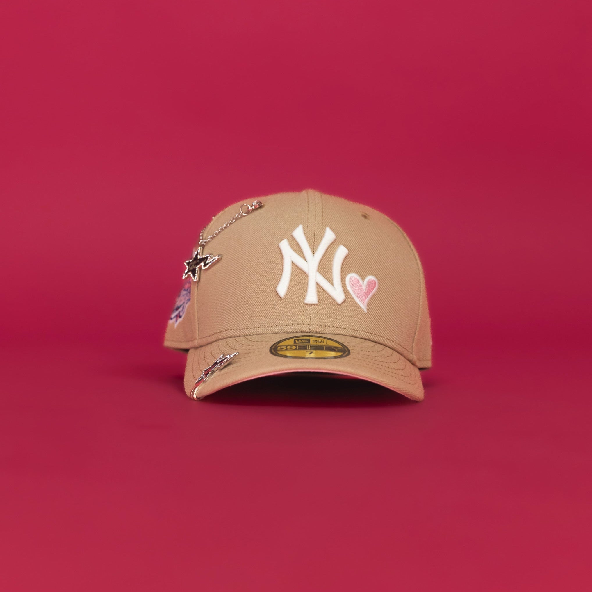 NEW ERA EXCLUSIVE 59FIFTY LIGHT KHAKI NEW YORK YANKEES W/ PINK HEART + 1999 WORLD SERIES SIDE PATCH