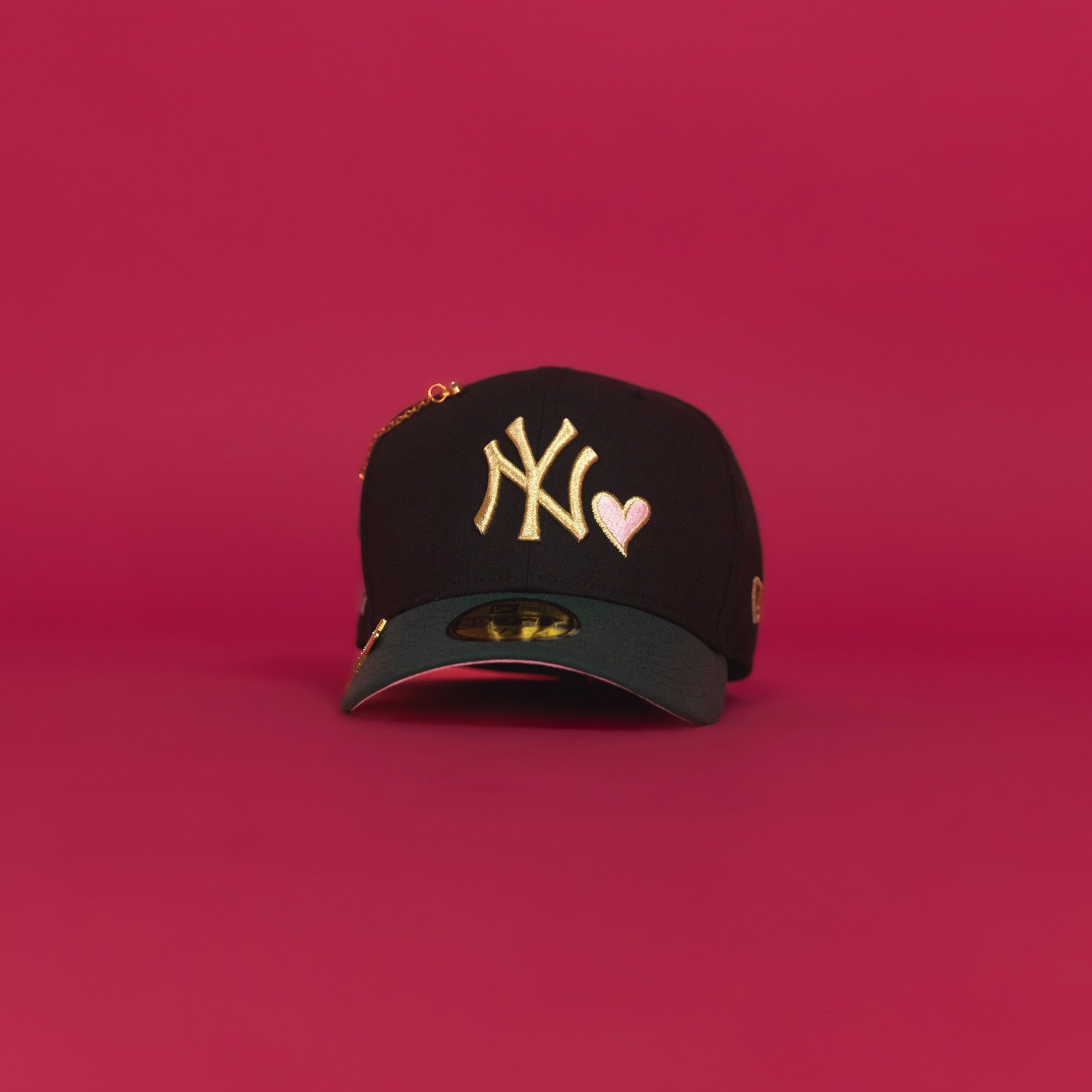 NEW ERA EXCLUSIVE 59FIFTY BLACK/PINE GREEN NEW YORK YANKEES W/ PINK HEART + 1999 WORLD SERIES SIDE PATCH