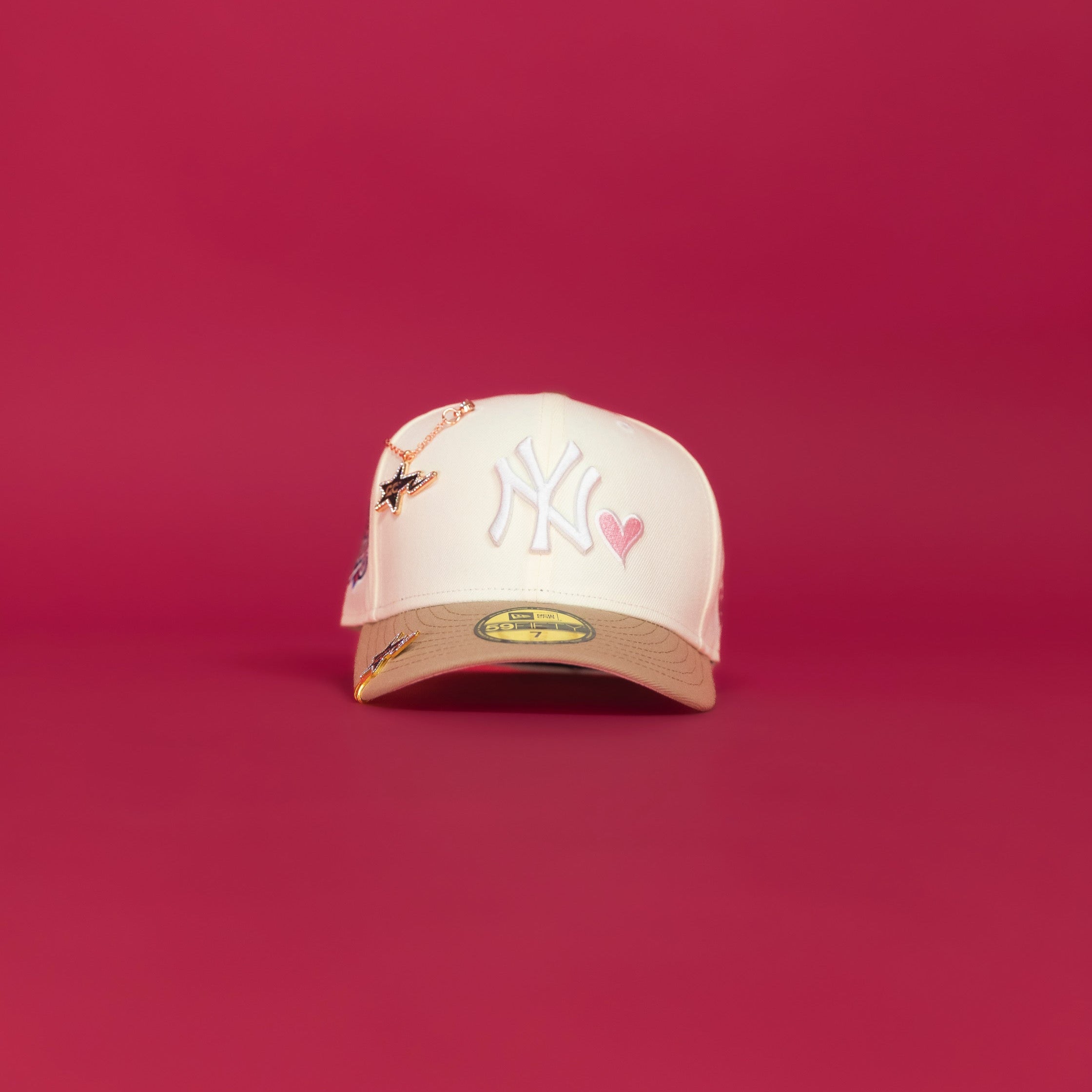 NEW ERA EXCLUSIVE 59FIFTY CHROME/ LIGHT KHAKI NEW YORK YANKEES W/ PINK HEART + 1999 WORLD SERIES SIDE PATCH
