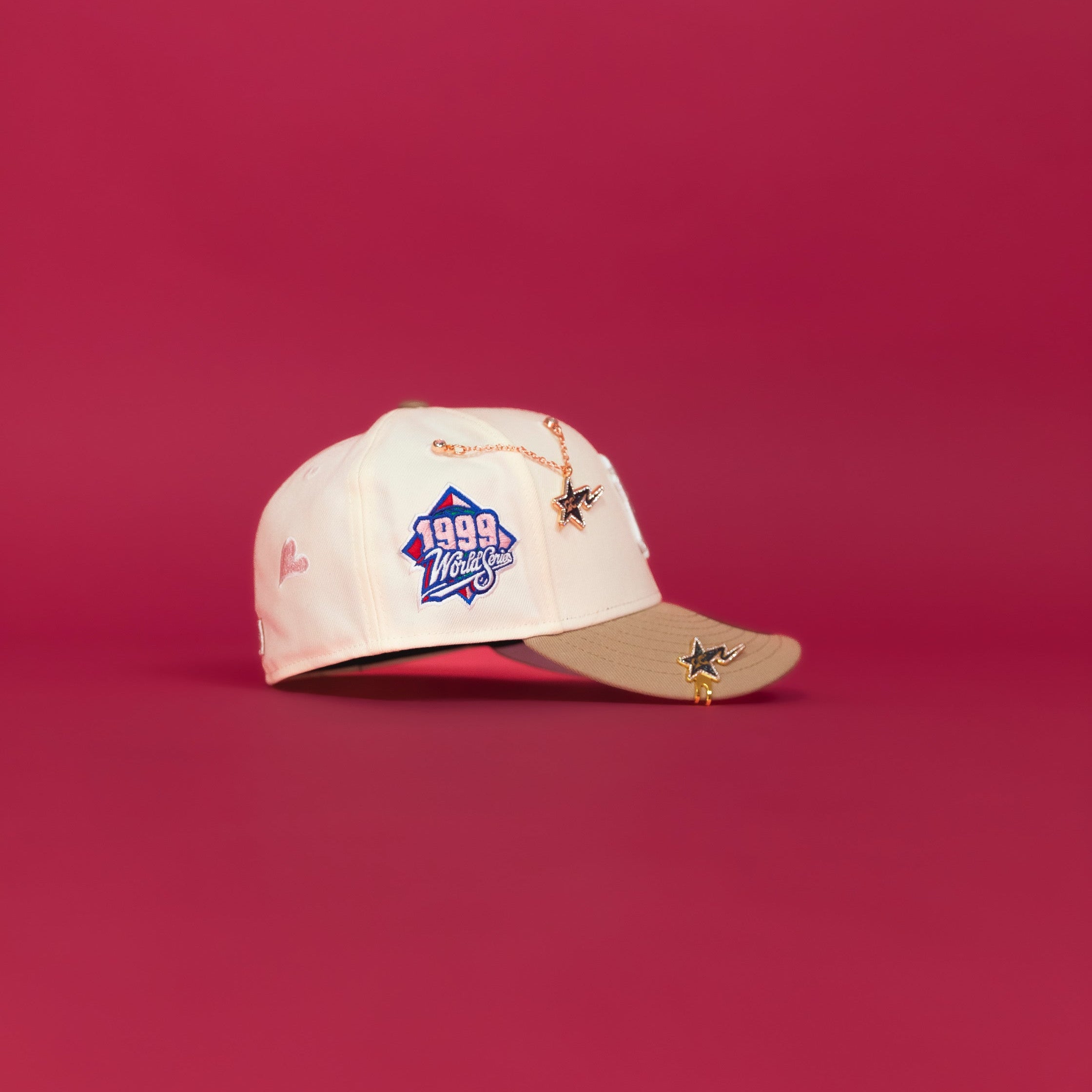 NEW ERA EXCLUSIVE 59FIFTY CHROME/ LIGHT KHAKI NEW YORK YANKEES W/ PINK HEART + 1999 WORLD SERIES SIDE PATCH