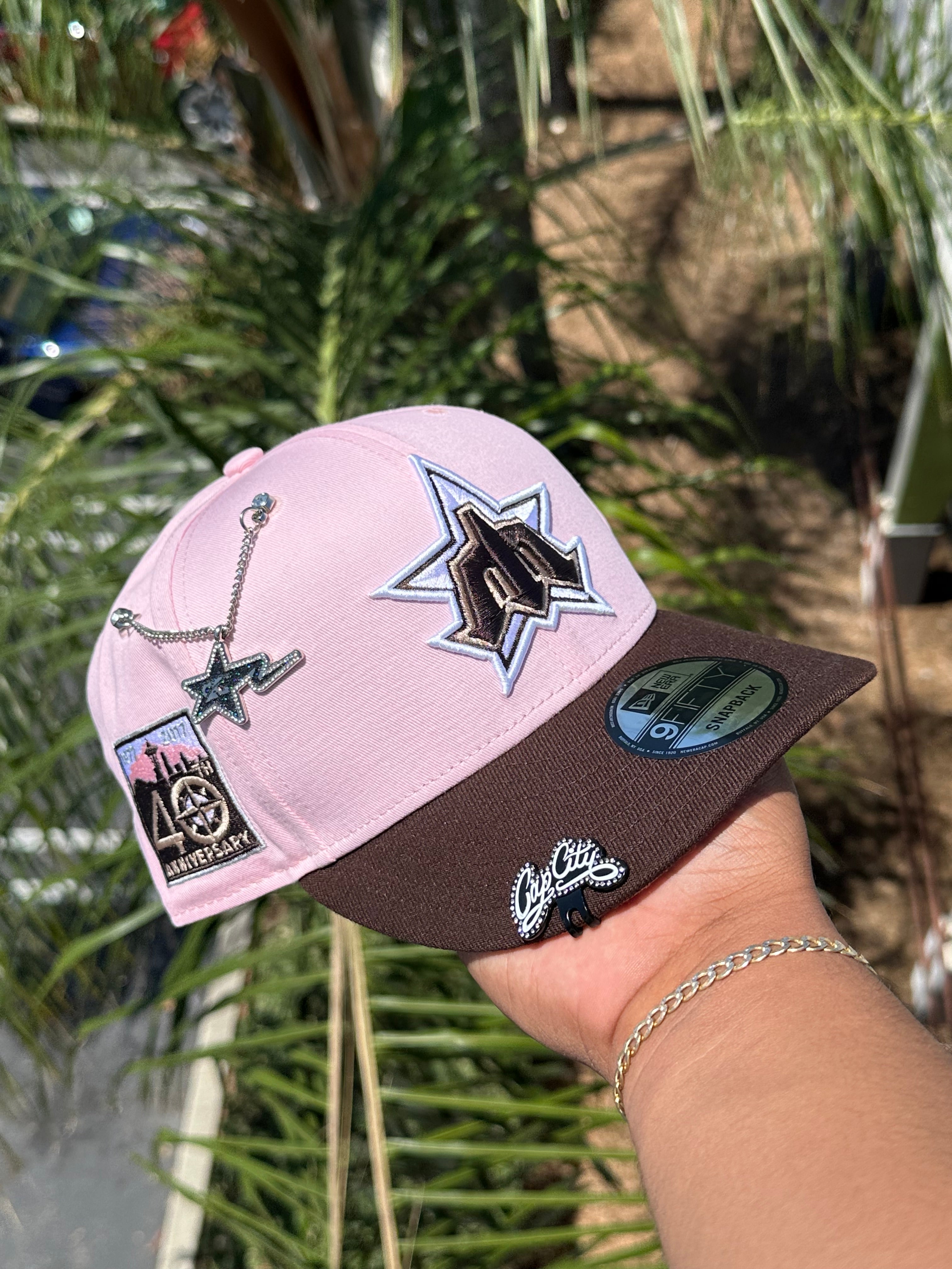 NEW ERA EXCLUSIVE 9FIFTY PINK/MOCHA SEATTLE MARINERS TWO TONE SNAPBACK W/ 40TH ANNIVERSARY PATCH
