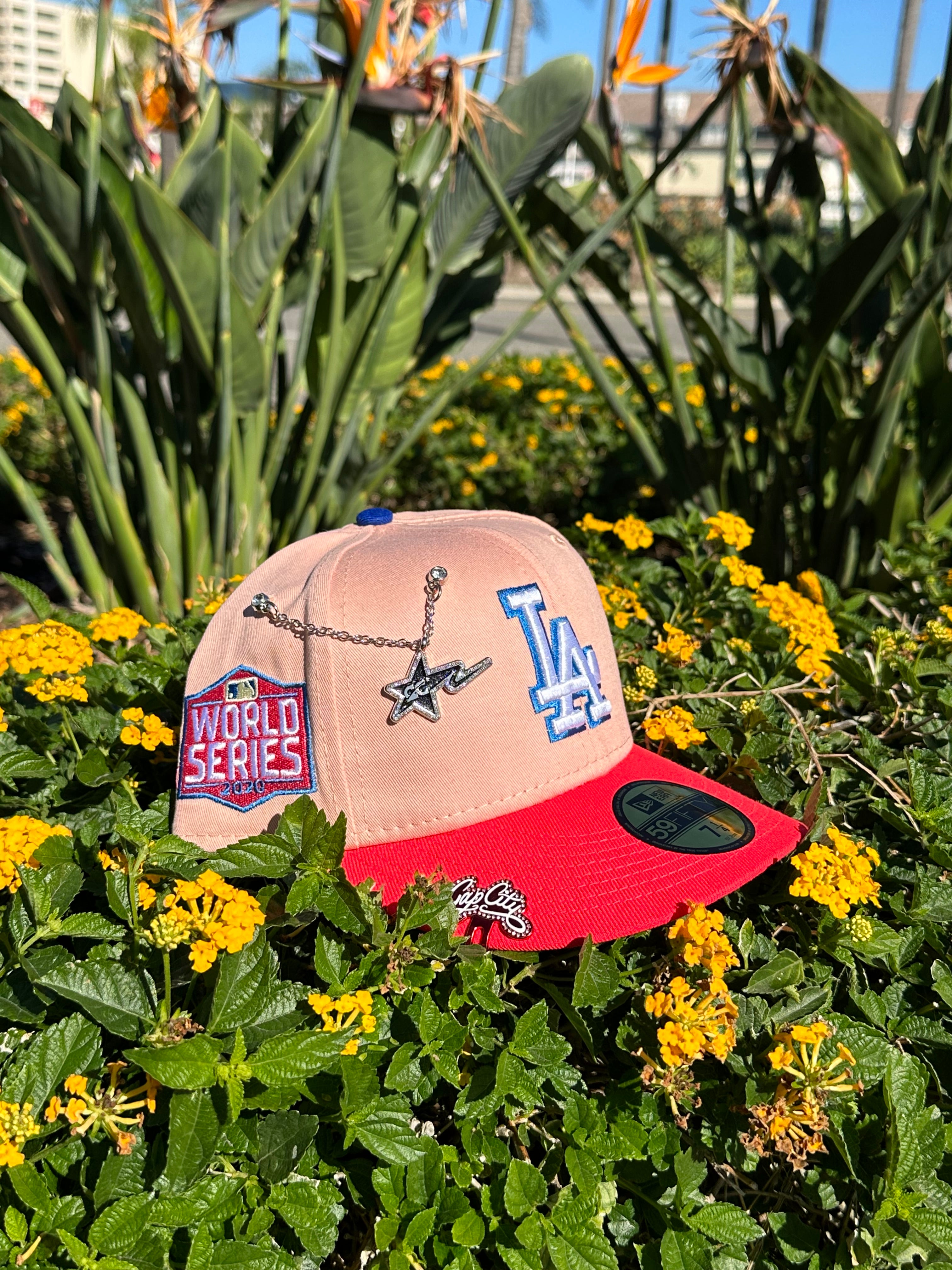 EXCLUSIVO NEW ERA 59FIFTY CERRADA BLUSH/LAVA RED LOS ANGELES DODGERS CON PARCHE DE LA SERIE MUNDIAL 2020