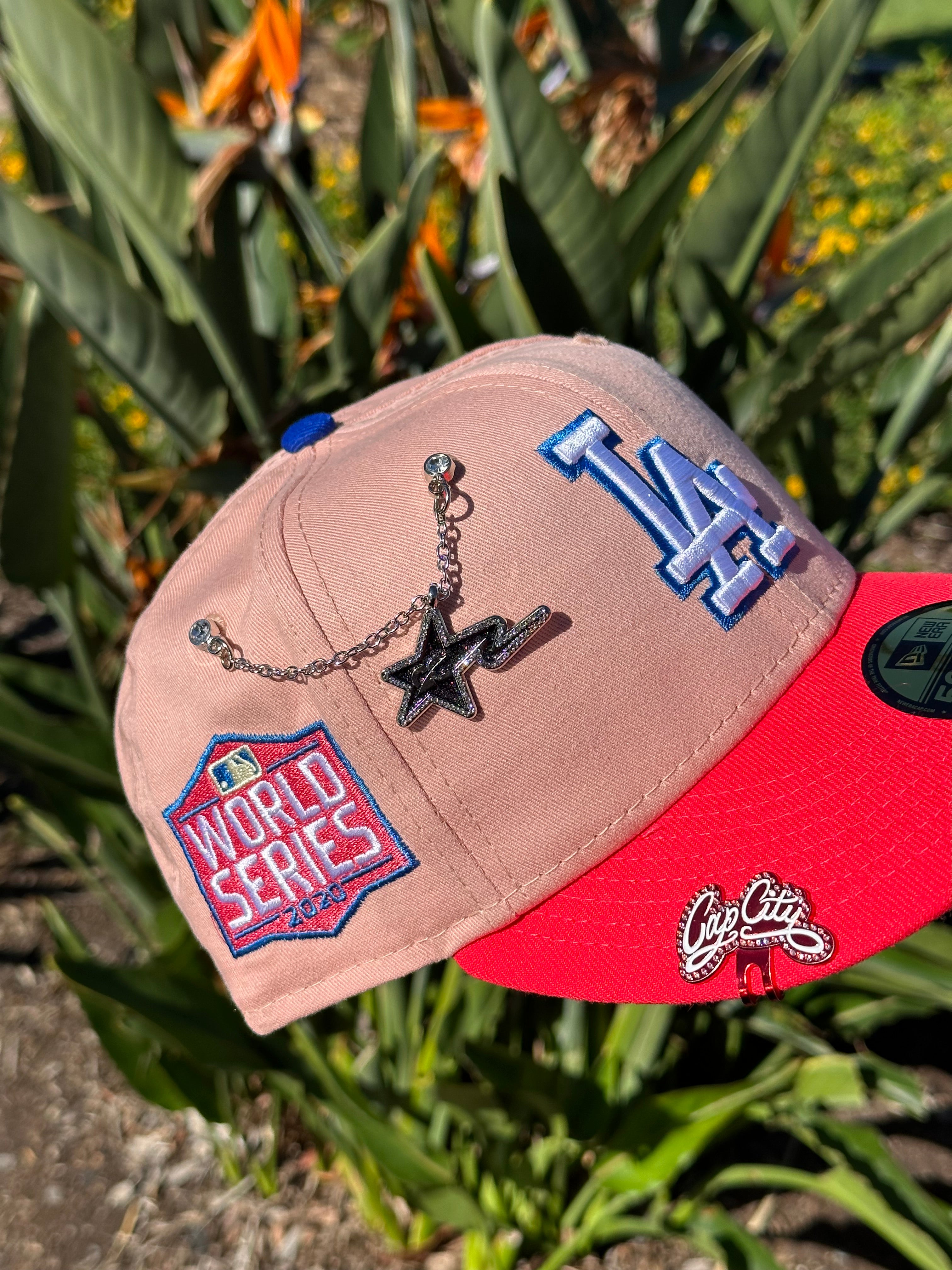 EXCLUSIVO NEW ERA 59FIFTY CERRADA BLUSH/LAVA RED LOS ANGELES DODGERS CON PARCHE DE LA SERIE MUNDIAL 2020