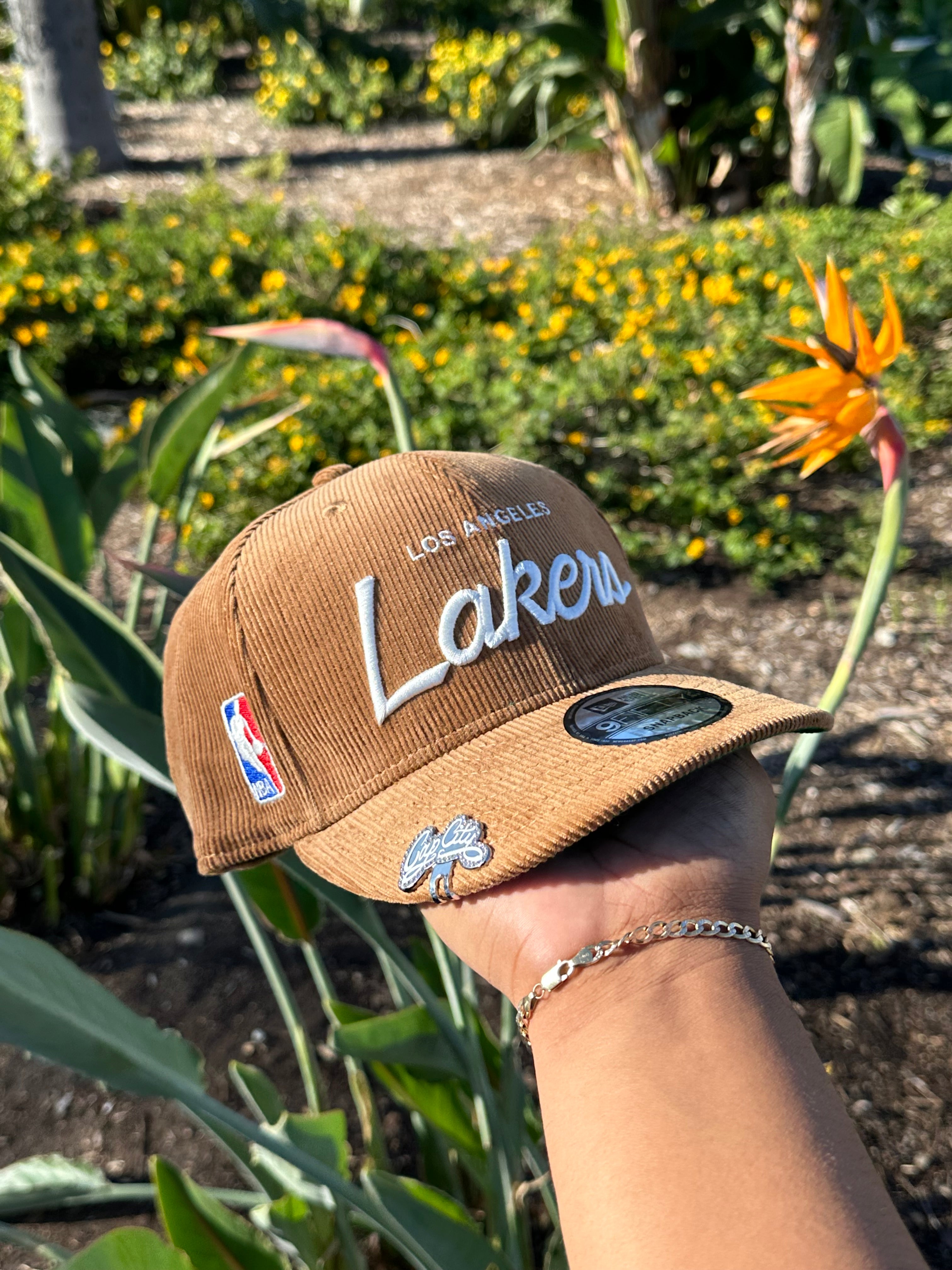 NEW ERA EXCLUSIVE 9FIFTY KHAKI CORDUROY LOS ANGELES LAKERS SCRIPT SNAPBACK W/ MLB LOGO SIDE PATCH
