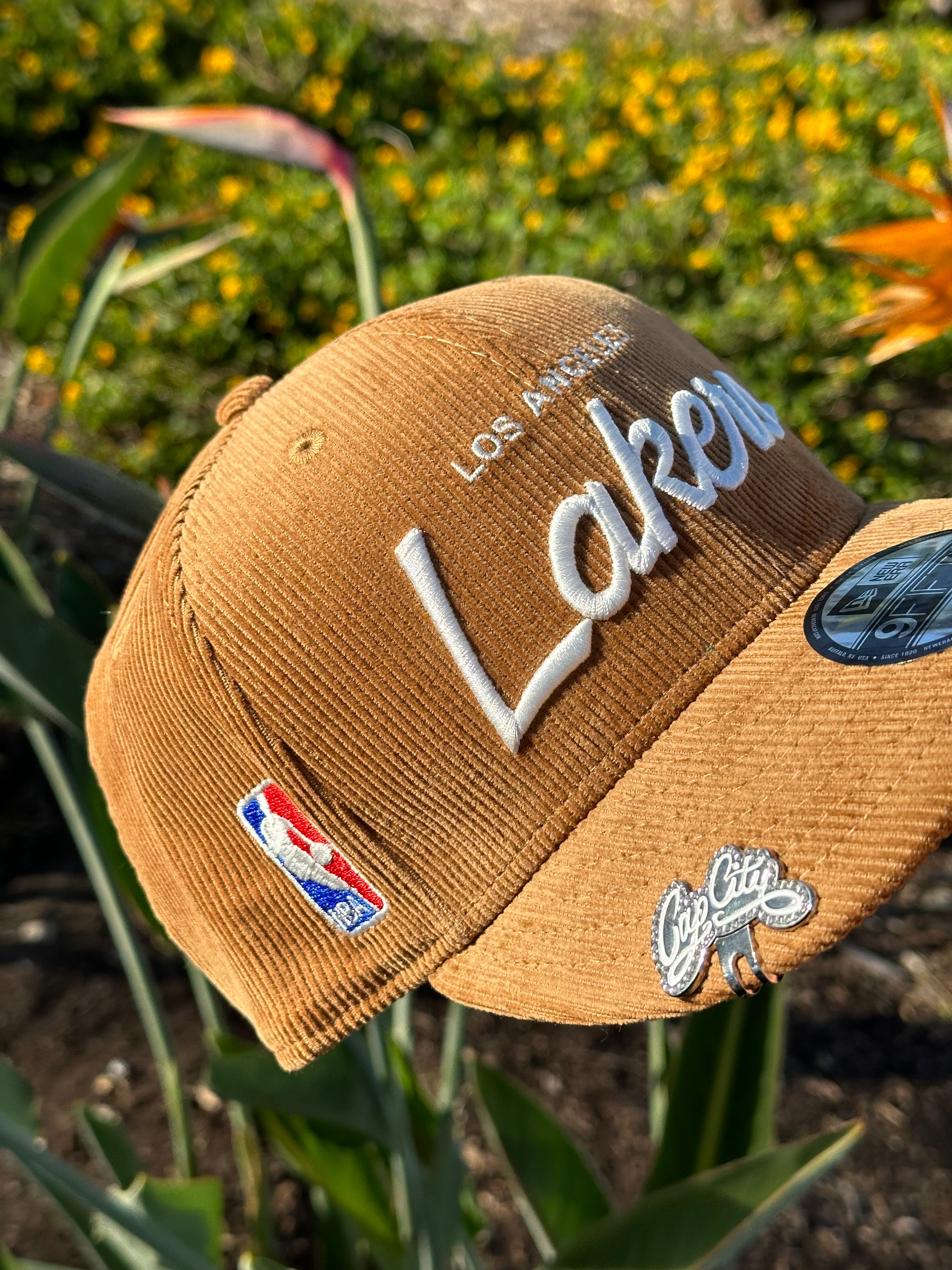 NEW ERA EXCLUSIVE 9FIFTY KHAKI CORDUROY LOS ANGELES LAKERS SCRIPT SNAPBACK W/ MLB LOGO SIDE PATCH