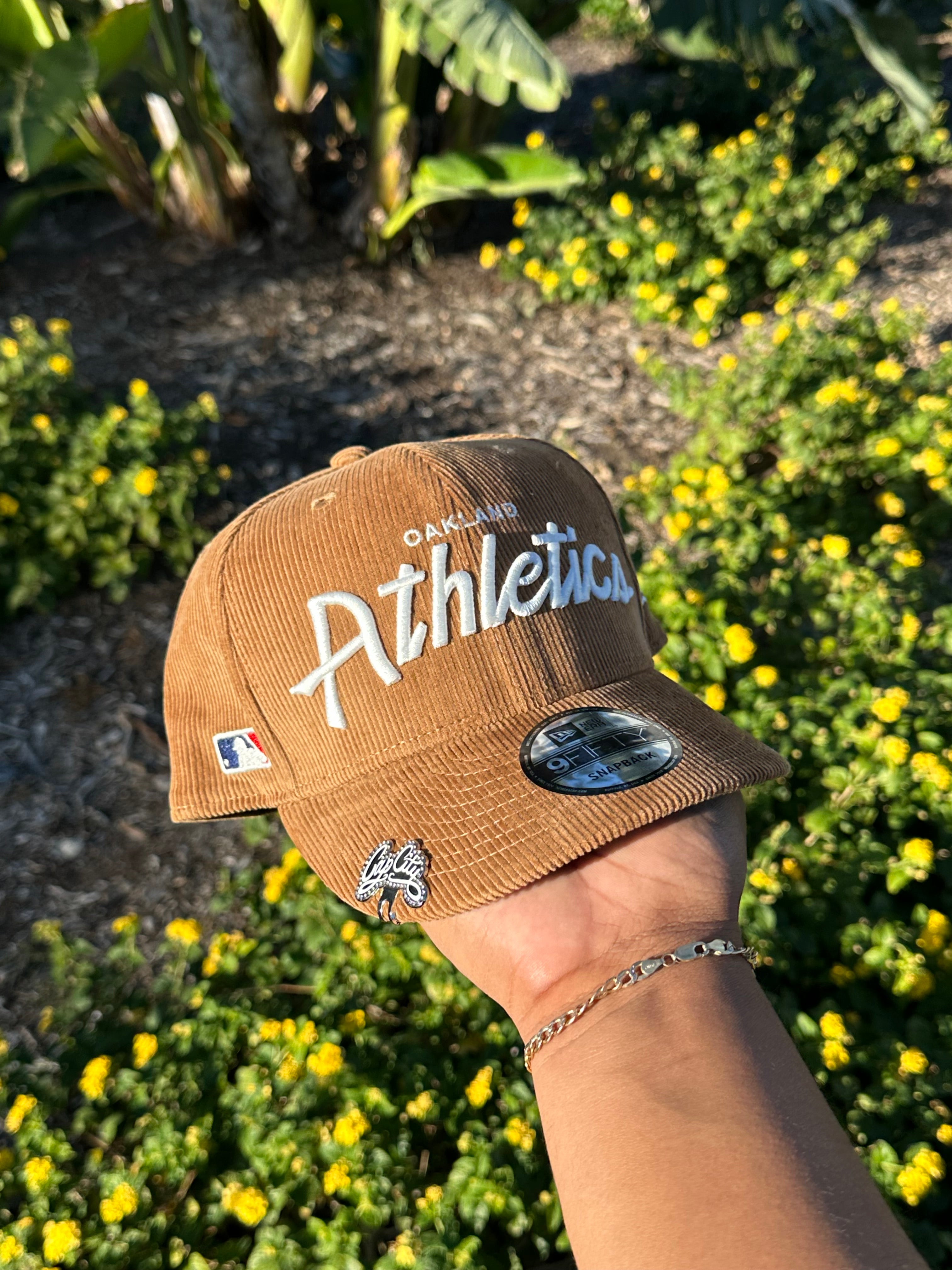 NEW ERA EXCLUSIVE 9FIFTY KHAKI CORDUROY OAKLAND ATHLETICS SCRIPT SNAPBACK W/ MLB LOGO SIDE PATCH