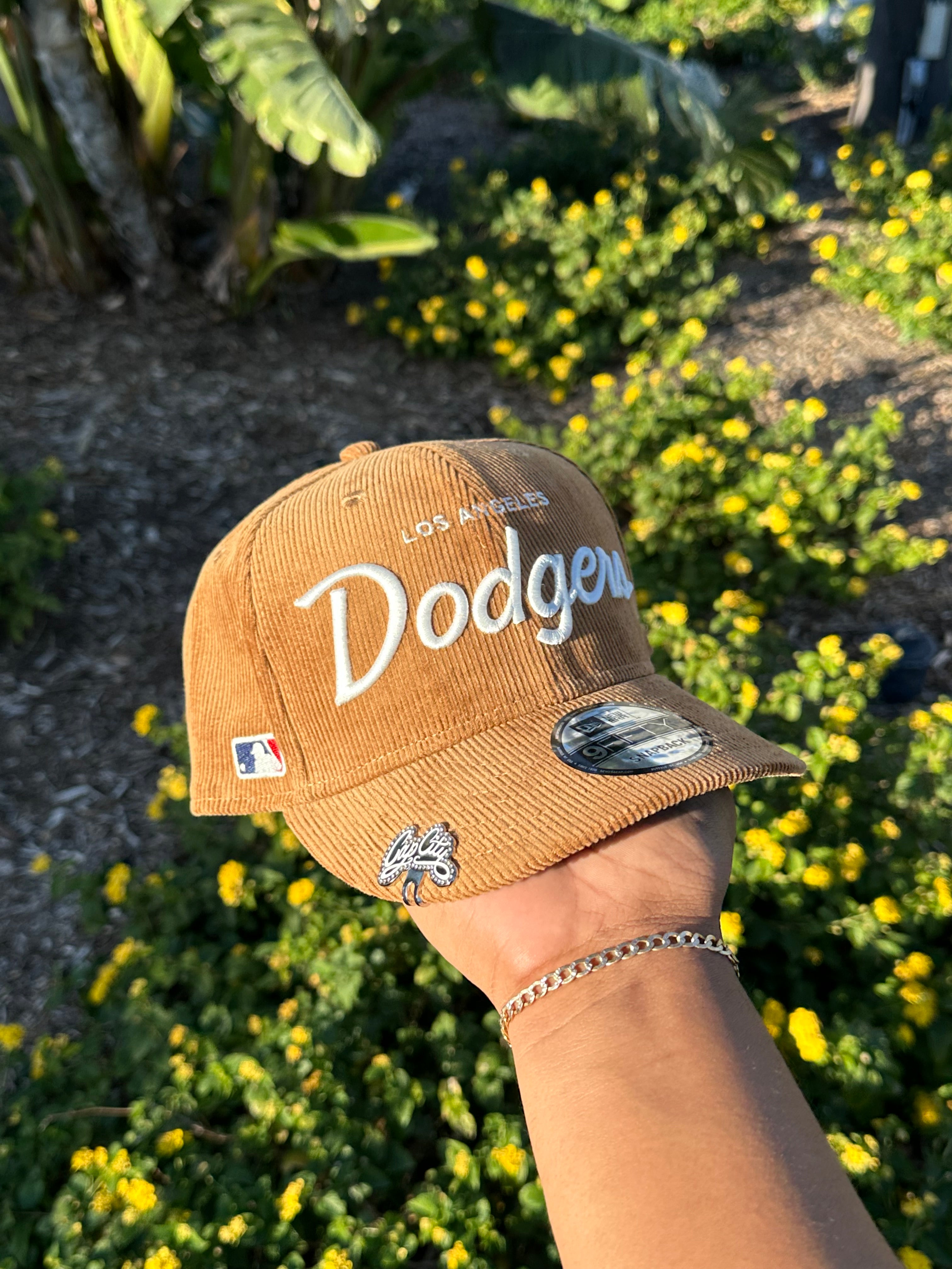 NEW ERA EXCLUSIVE 9FIFTY KHAKI CORDUROY LOS ANGELES DODGERS SCRIPT SNAPBACK W/ MLB LOGO SIDE PATCH
