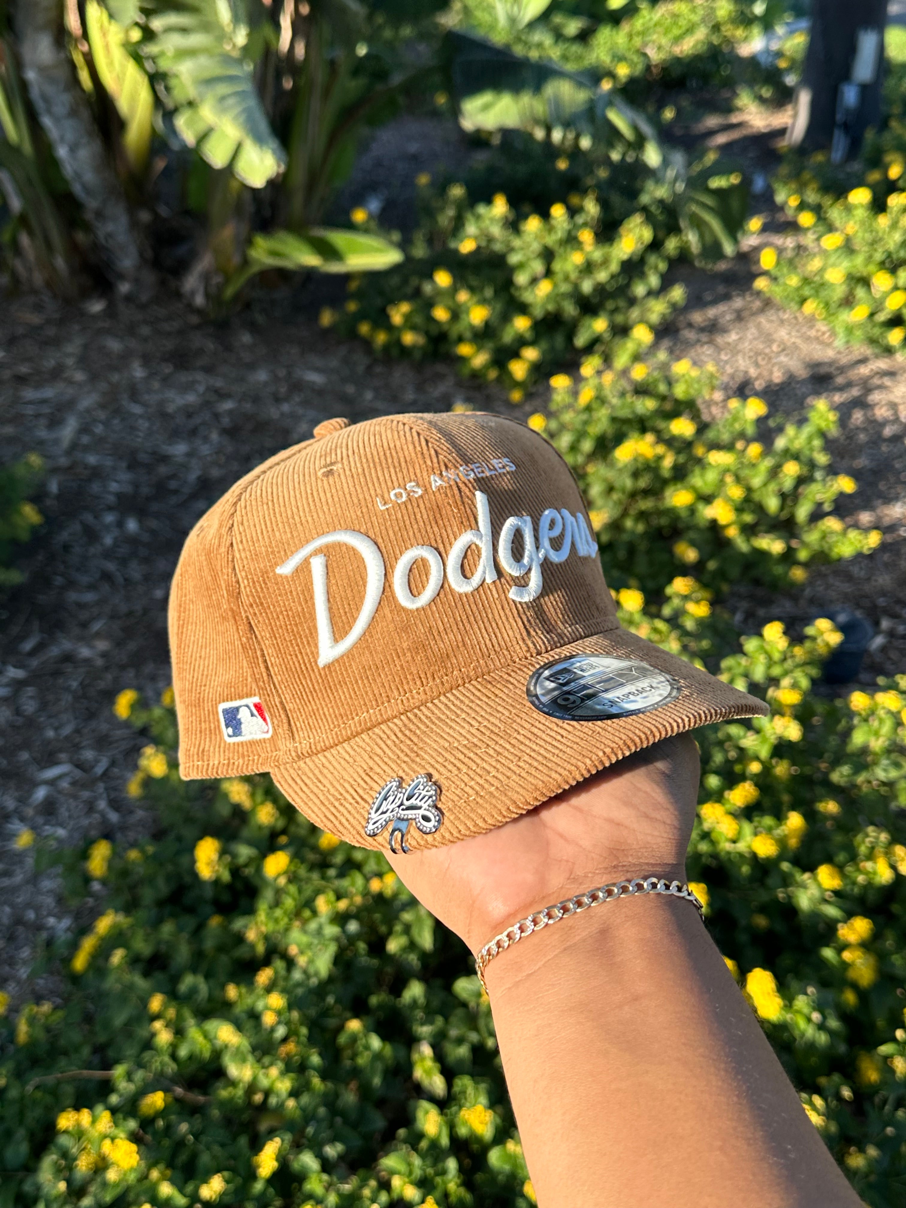 NEW ERA EXCLUSIVE 9FIFTY KHAKI CORDUROY LOS ANGELES DODGERS SCRIPT SNAPBACK W/ MLB LOGO SIDE PATCH