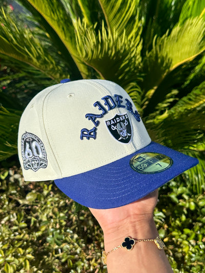 NEW ERA EXCLUSIVE 59FIFTY CHROME WHITE/BLUE LAS VEGAS RAIDERS SCRIPT W/ 60TH ANNIVERSARY SIDE PATCH (GREY UV)
