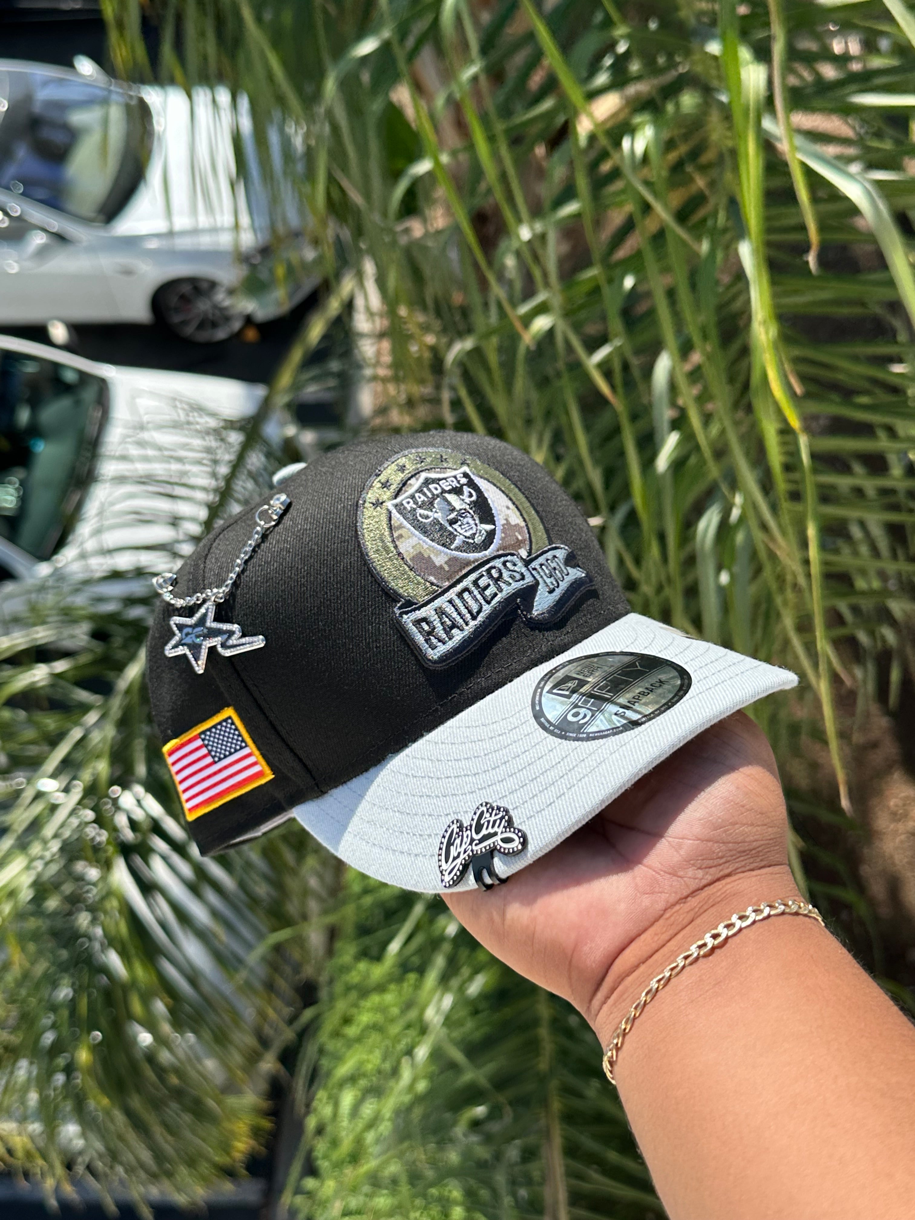 NEW ERA EXCLUSIVE 9FIFTY BLACK/GREY LAS VEGAS RAIDERS SNAPBACK W/ AMERICAN FLAG PATCH