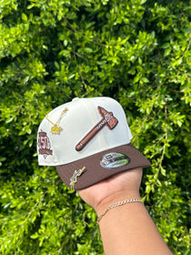NEW ERA EXCLUSIVE 9FIFTY CHROME/MOCHA ATLANTA BRAVES SNAPBACK W/ 150TH ANNIVERSAY PATCH (PINK UV)