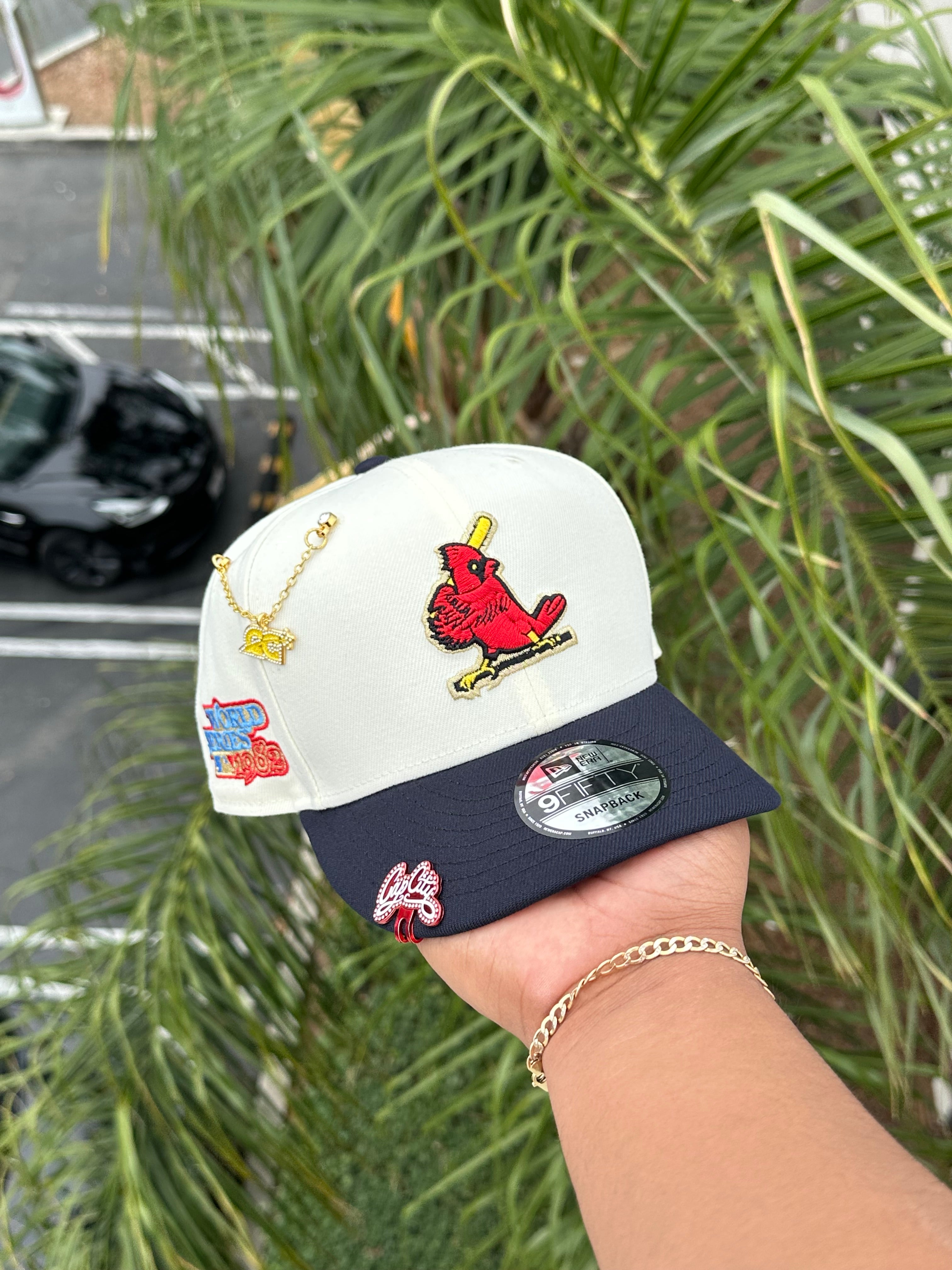 NEW ERA EXCLUSIVE 9FIFTY CHROME WHITE/NAVY ST LOUIS CARDINALS SNAPBACK W/ 1982 WORLD SERIES SIDE PATCH