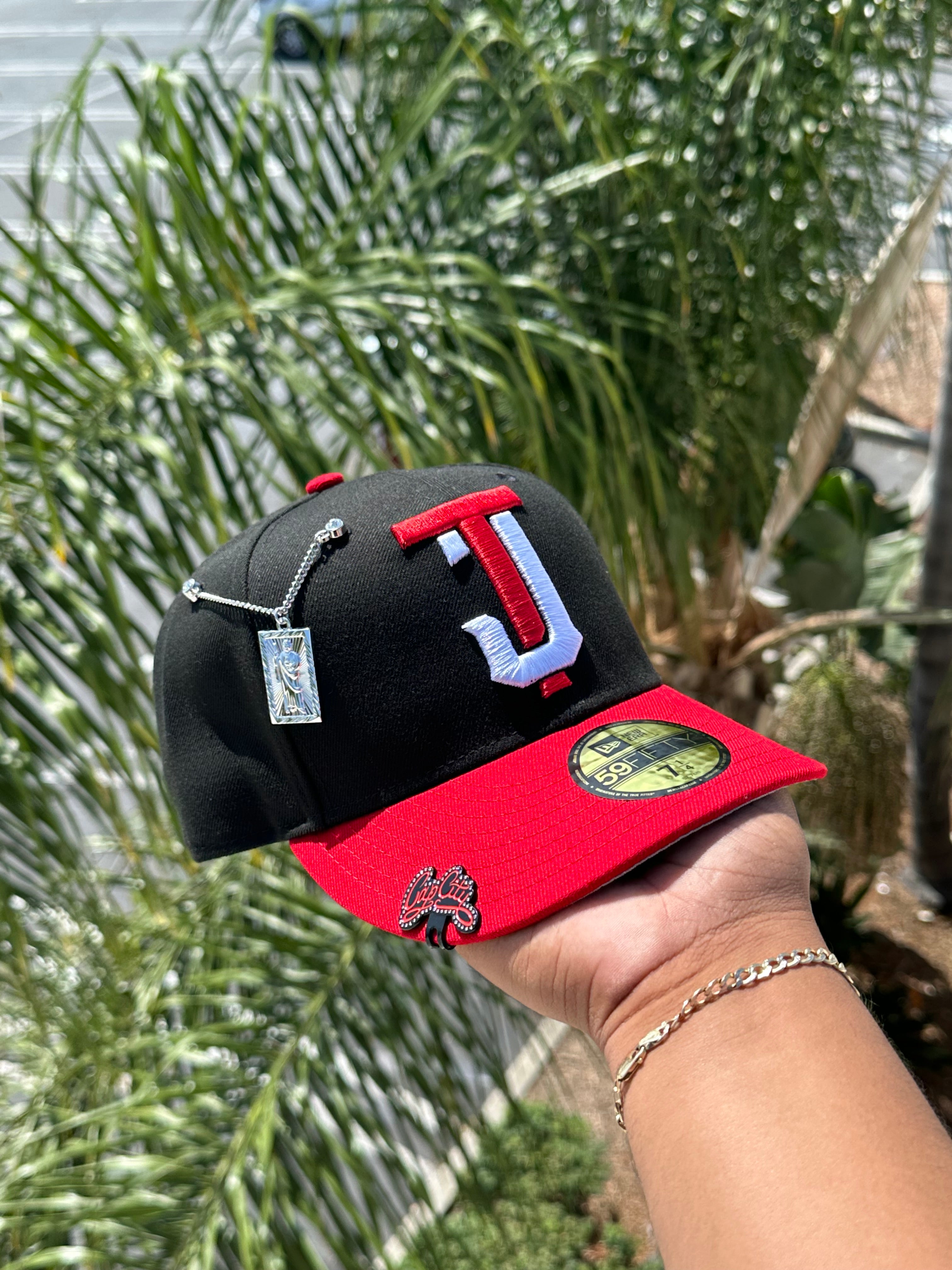 NEW ERA EXCLUSIVE 59FIFTY BLACK/RED TOROS DE TIJUANA 2TONE