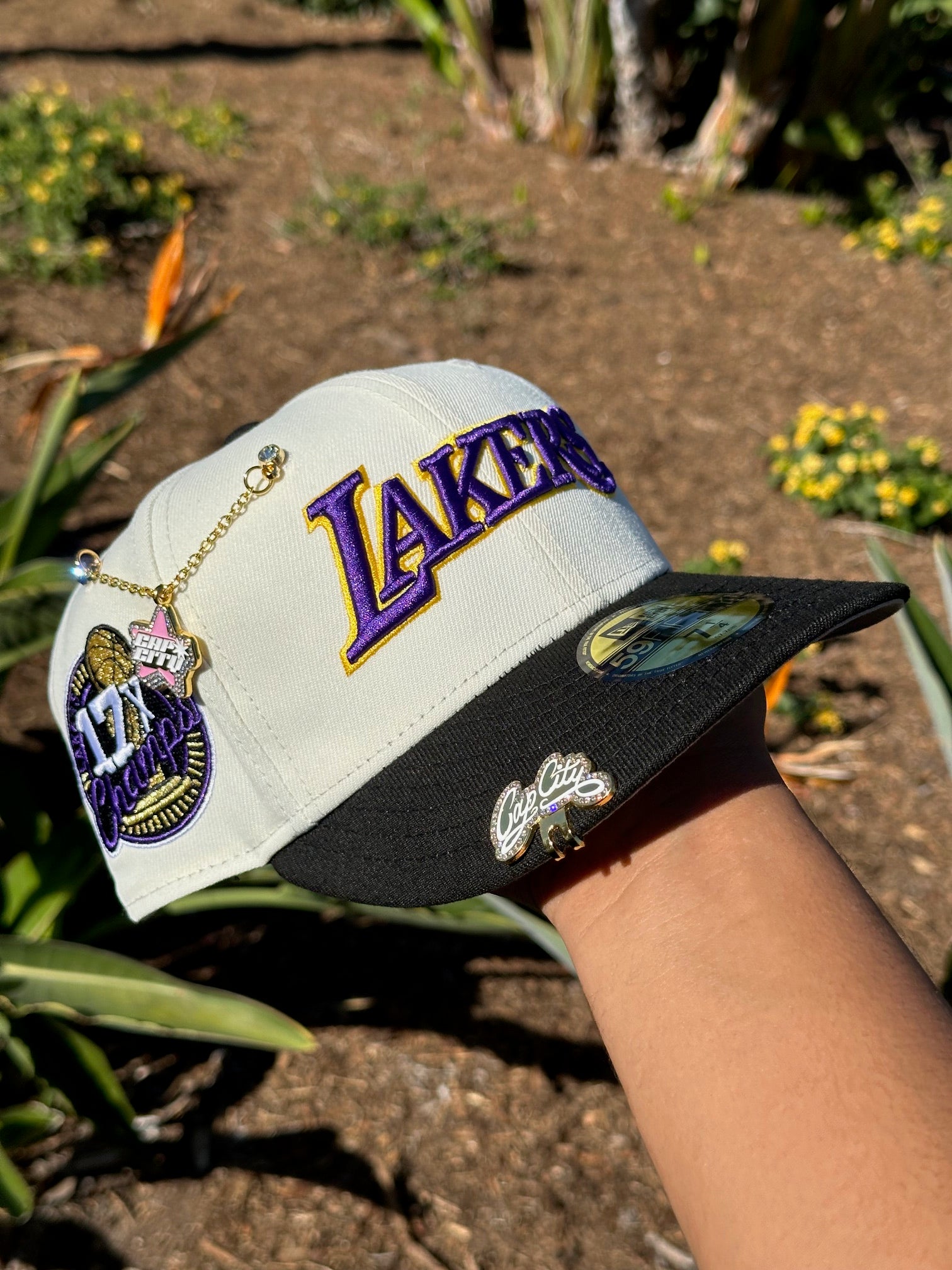 NEW ERA EXCLUSIVE 59FIFTY CHROME WHITE/BLACK LOS ANGELES LAKERS SCRIPT W/ 17X CHAMPIONS SIDE PATCH