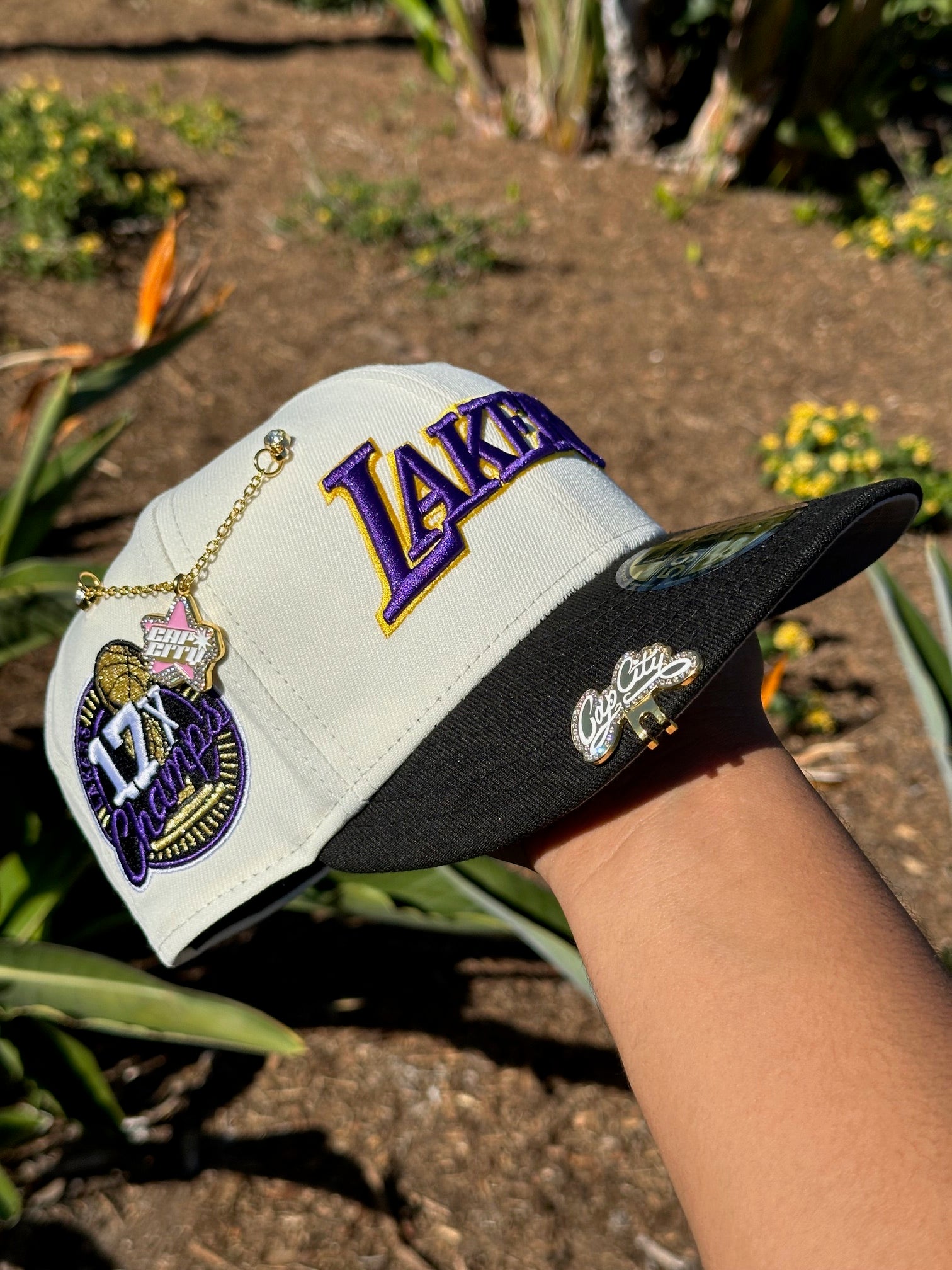 NEW ERA EXCLUSIVE 59FIFTY CHROME WHITE/BLACK LOS ANGELES LAKERS SCRIPT W/ 17X CHAMPIONS SIDE PATCH