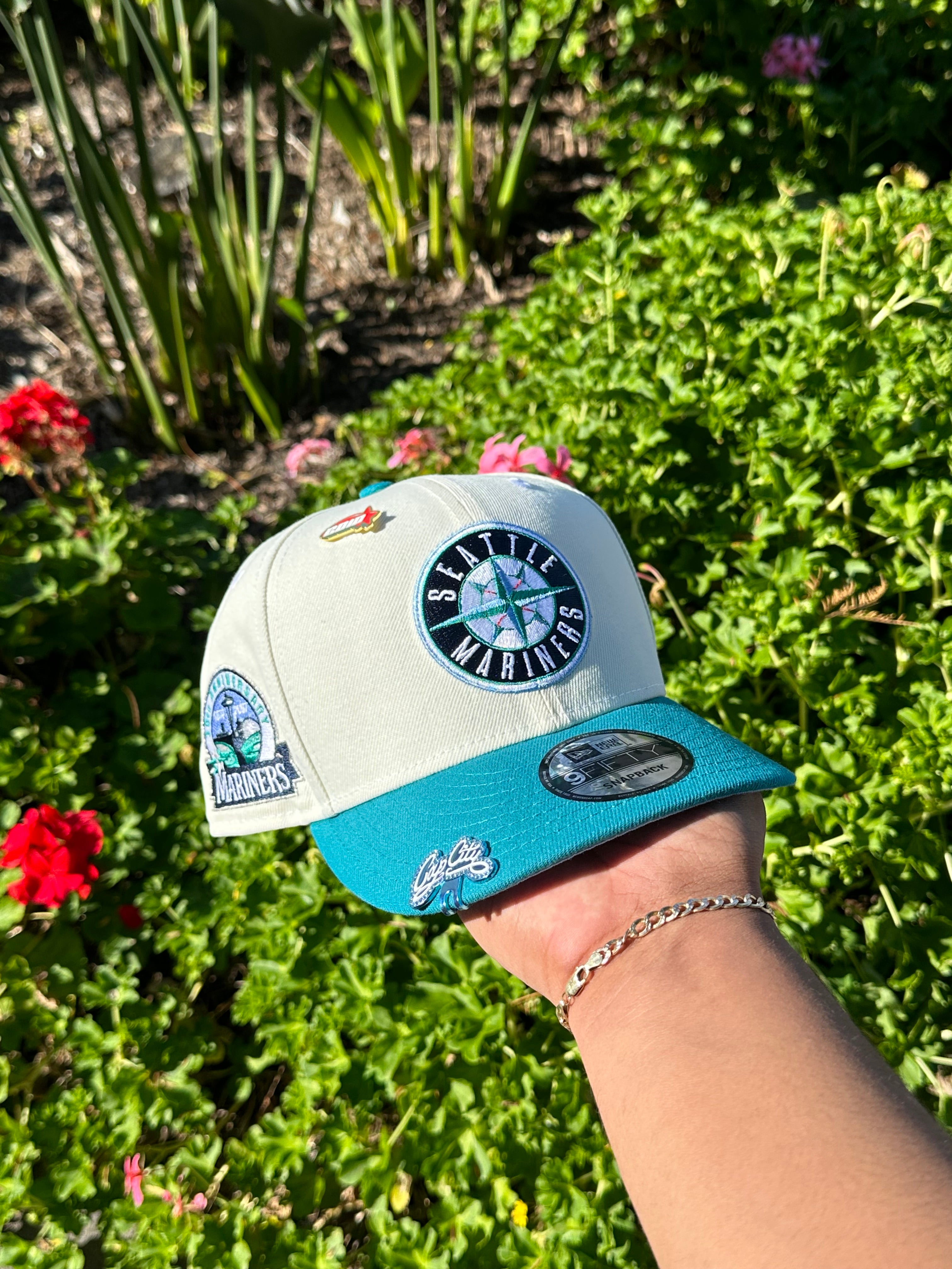 NEW ERA EXCLUSIVE 9FIFTY CHROME WHITE/TURQUOISE SEATTLE MARINERS SNAPBACK W/ 30TH ANNIVERSARY PATCH