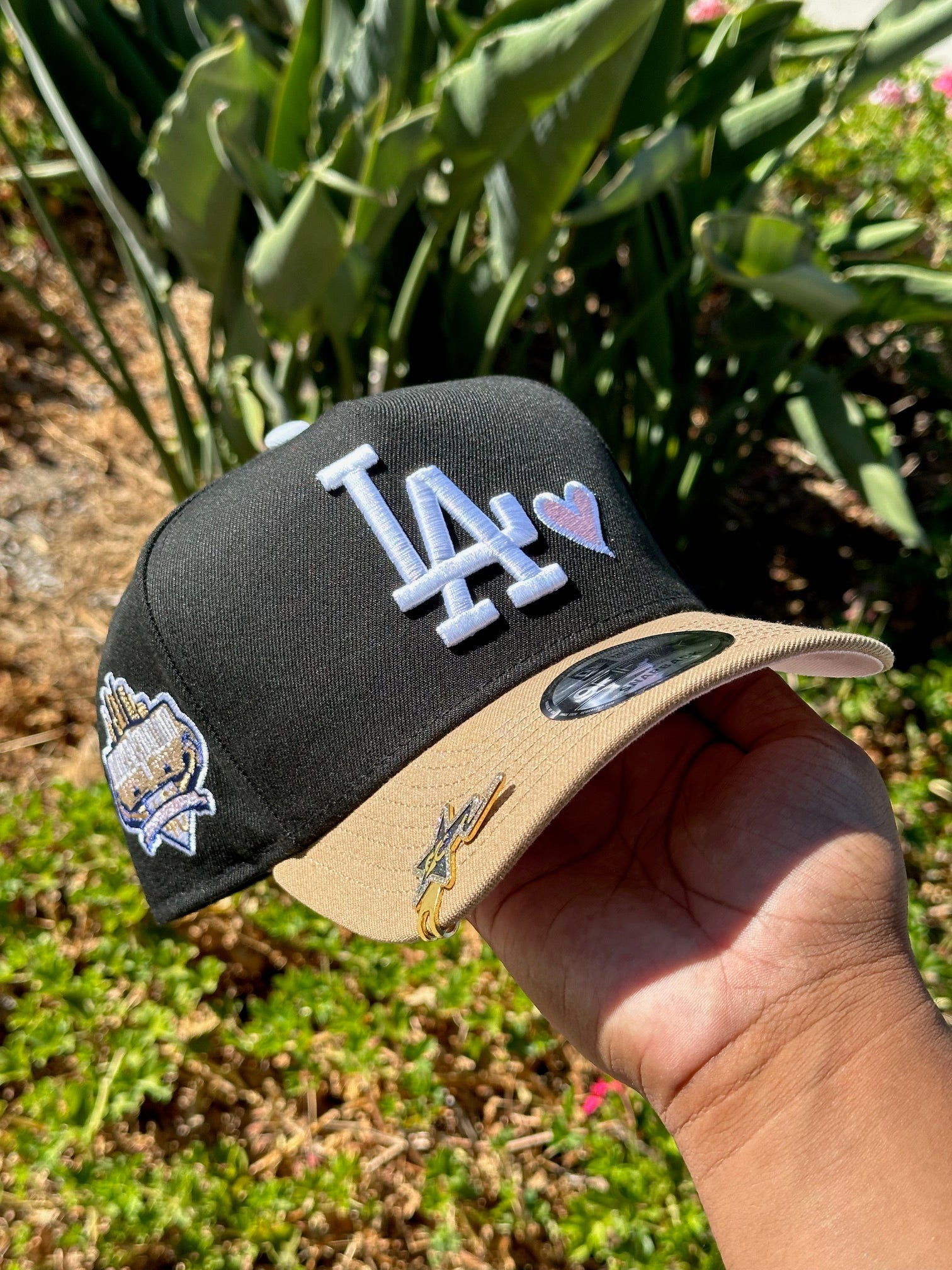 NEW ERA EXCLUSIVE 9FIFTY A-FRAME BLACK/KHAKI LOS ANGELES DODGERS W/ PINK HEART + 40TH ANNIVERSARY SIDE PATCH
