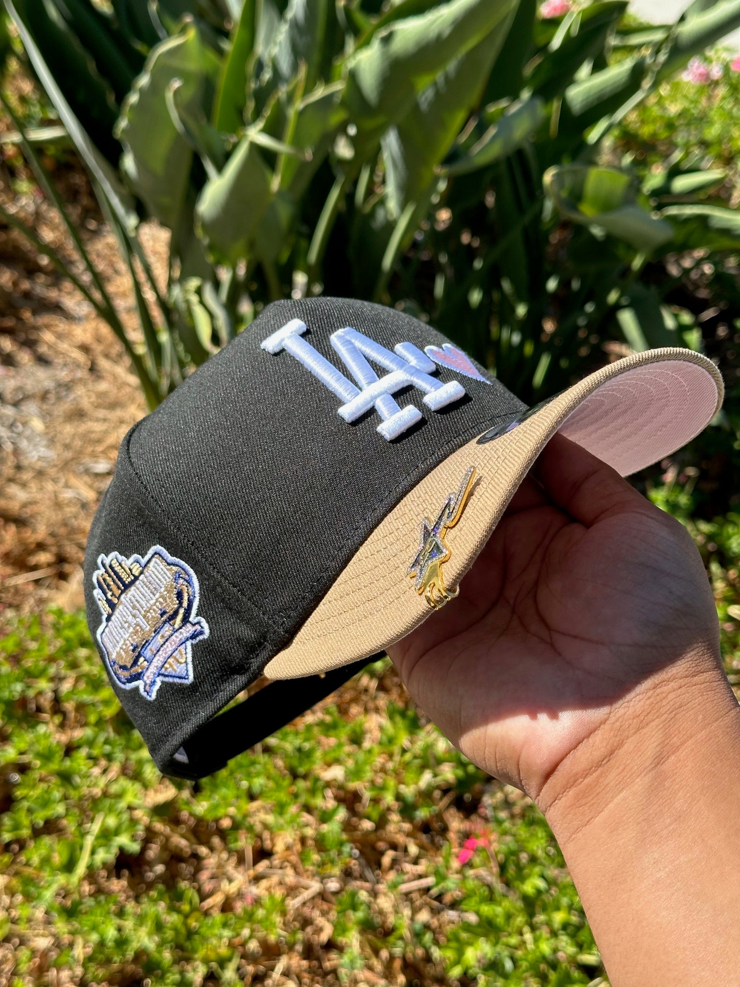 NEW ERA EXCLUSIVE 9FIFTY A-FRAME BLACK/KHAKI LOS ANGELES DODGERS W/ PINK HEART + 40TH ANNIVERSARY SIDE PATCH