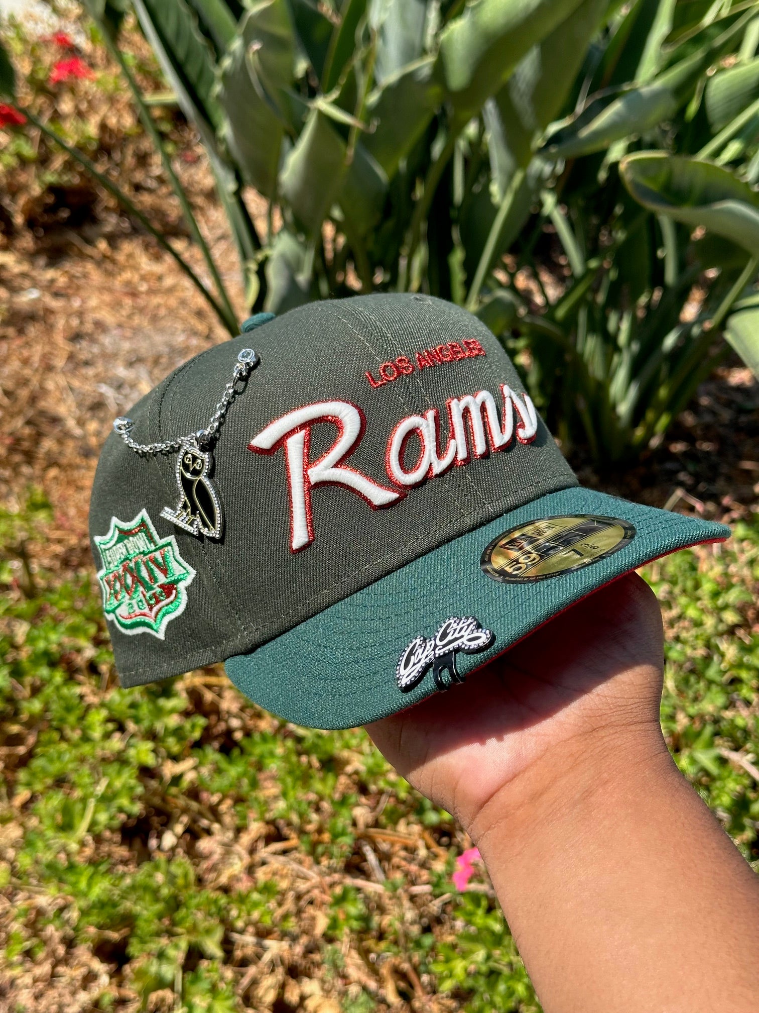 EXCLUSIVO DE NEW ERA 59FIFTY CORONA NEGRA/PANA AZUL GUIÓN DE RAMS AL REVÉS (VERDE UV) *BLIP NI CADENA NO INCLUIDAS