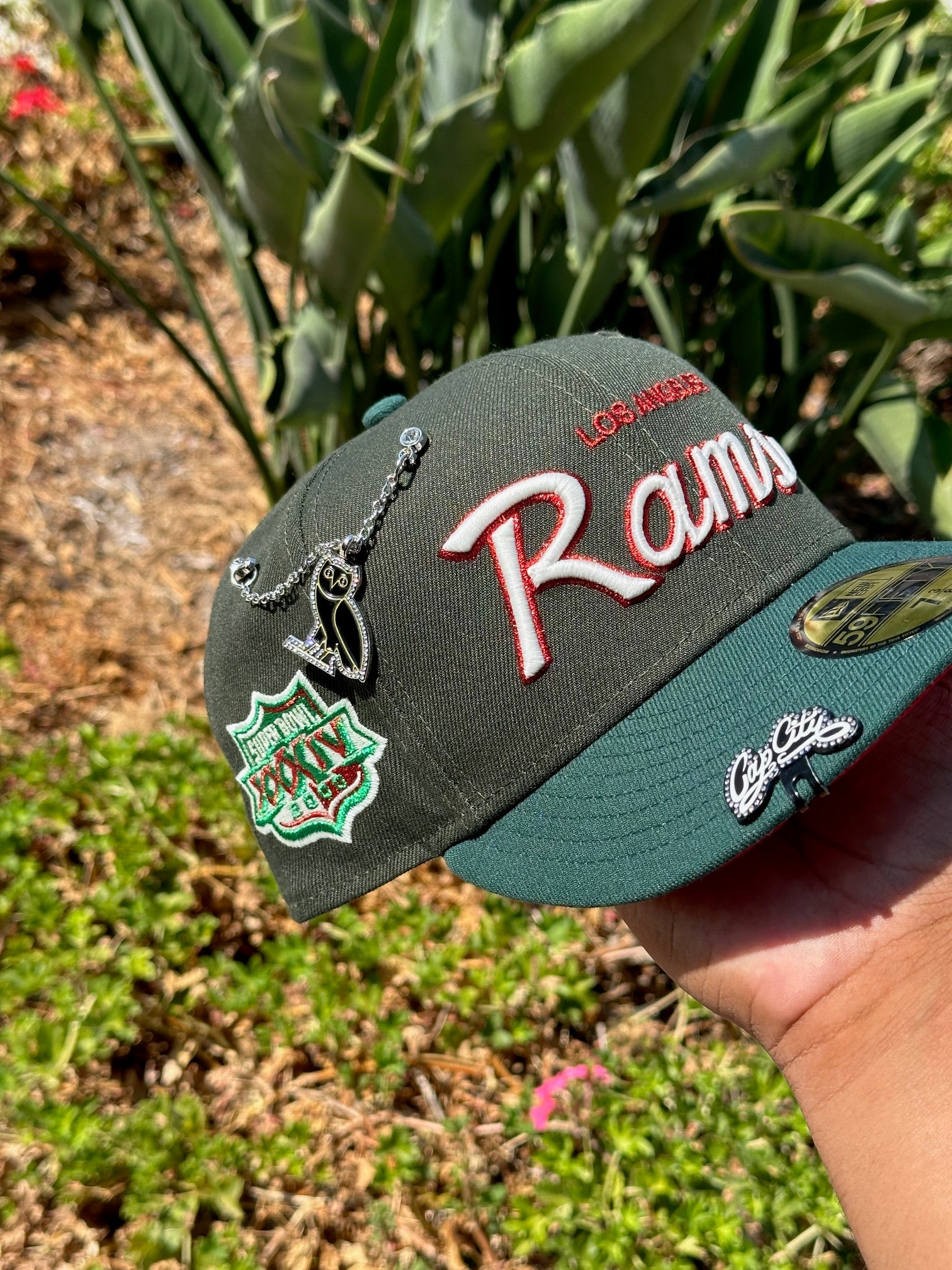 EXCLUSIVO DE NEW ERA 59FIFTY CORONA NEGRA/PANA AZUL GUIÓN DE RAMS AL REVÉS (VERDE UV) *BLIP NI CADENA NO INCLUIDAS