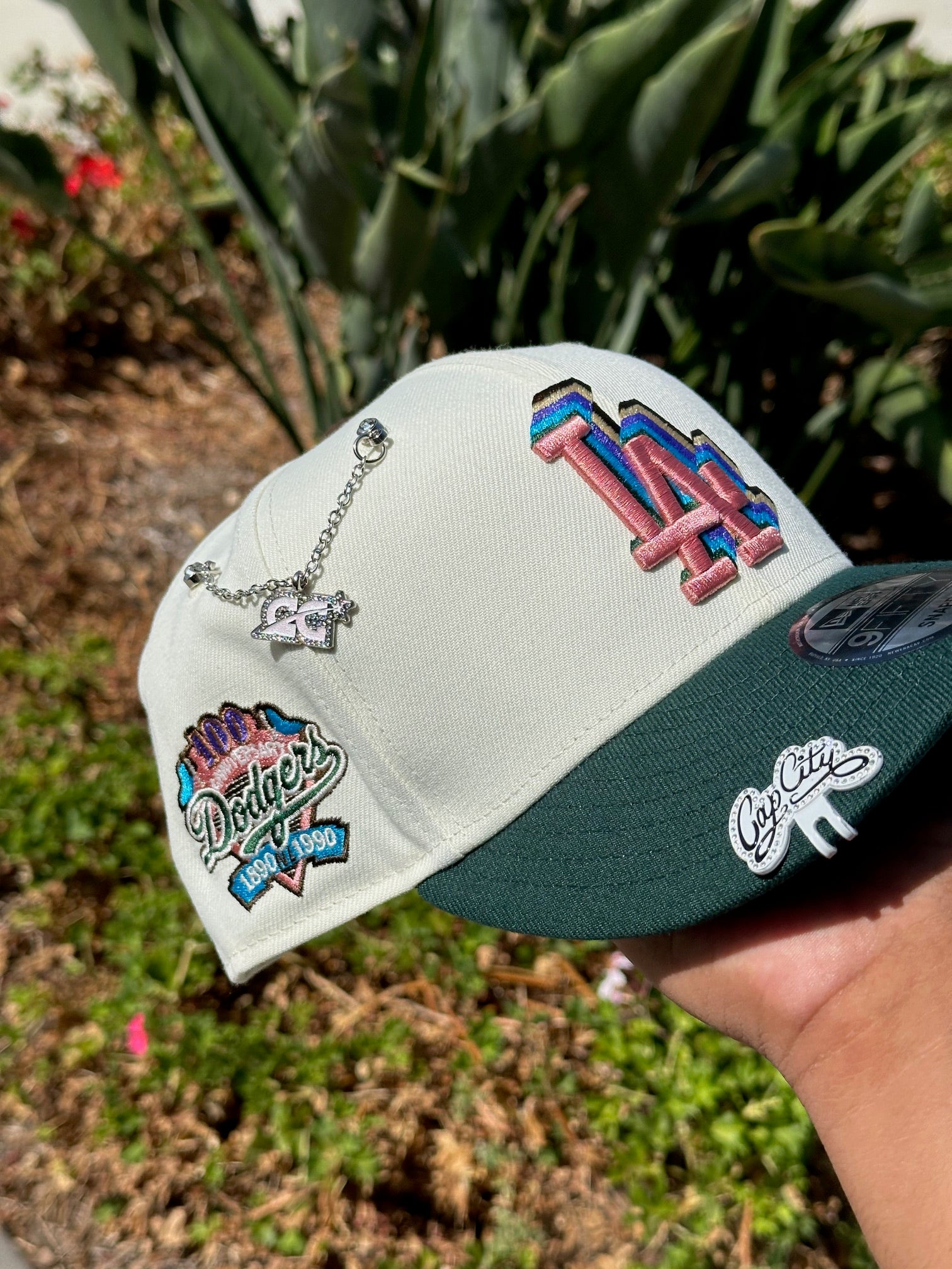 SNAPBACK DE LOS ANGELES DODGERS EXCLUSIVO DE NEW ERA 9FIFTY CHROME WHITE/MOCHA CON PARCHE DE LA 75TH WORLD SERIES