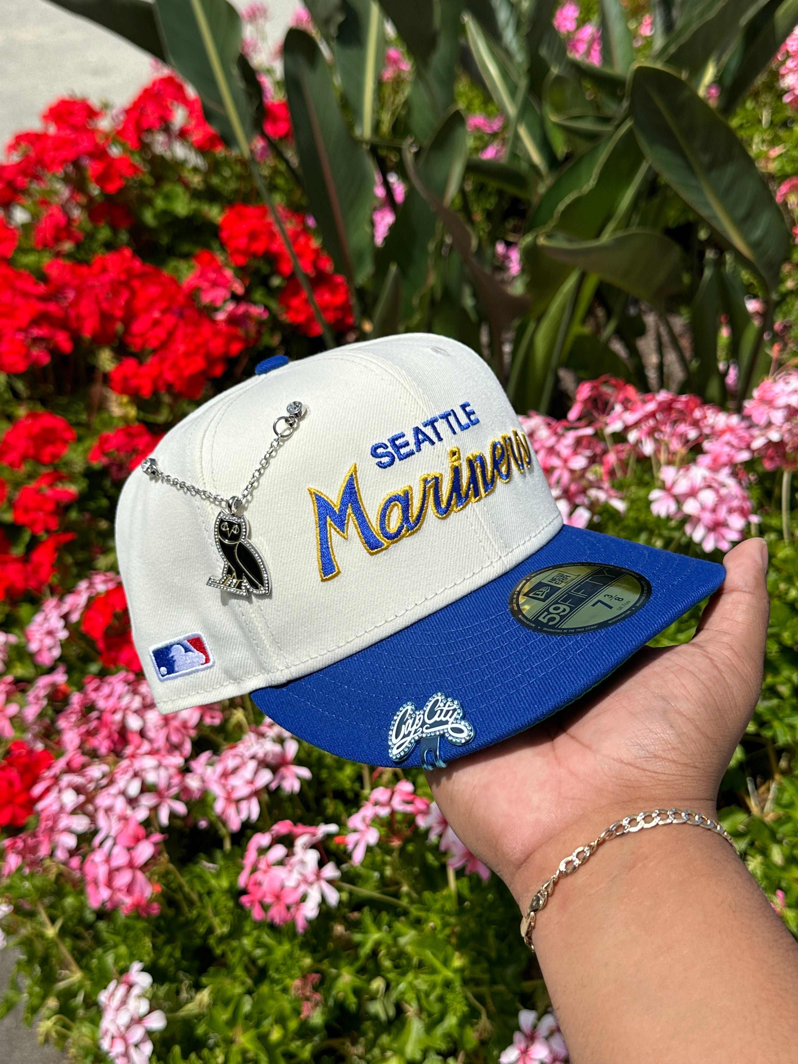 NEW ERA EXCLUSIVE 59FIFTY CHROME WHITE/BLUE SEATTLE MARINERS SCRIPT W/ MLB LOGO SIDE PATCH