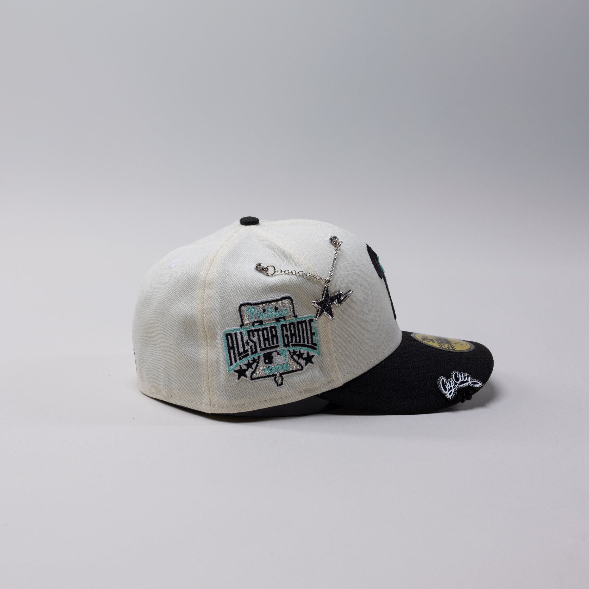 NEW ERA EXCLUSIVO 59FIFTY CHROME BLANCO/AZUL PHILADELPHIA PHILLIES CON PARCHE ALL STAR GAME 1996