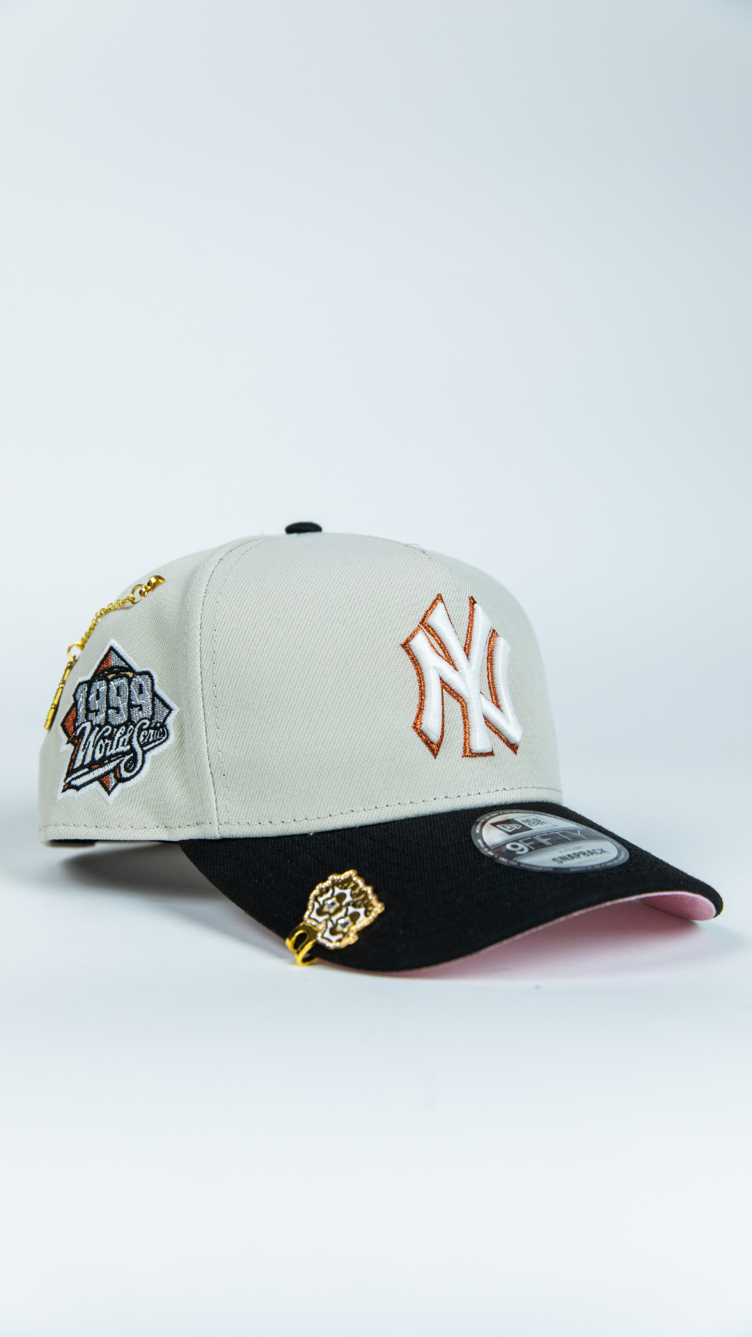 NEW ERA 9FIFTY A-FRAME LIGHT GREY NEW YORK YANKEES SNAPBACK W/ 1999 WORLD SERIES WORLD SERIES SIDE PATCH