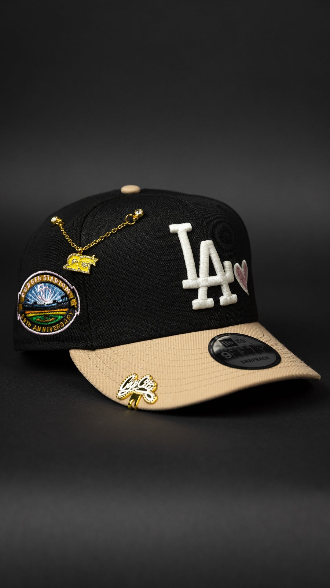 NEW ERA EXCLUSIVE 9FIFTY BACK/ BEIGE LOS ANGELES DODGERS SNAPBACK W/ PINK HEART + 50TH ANNIVERSARY SIDE PATCH