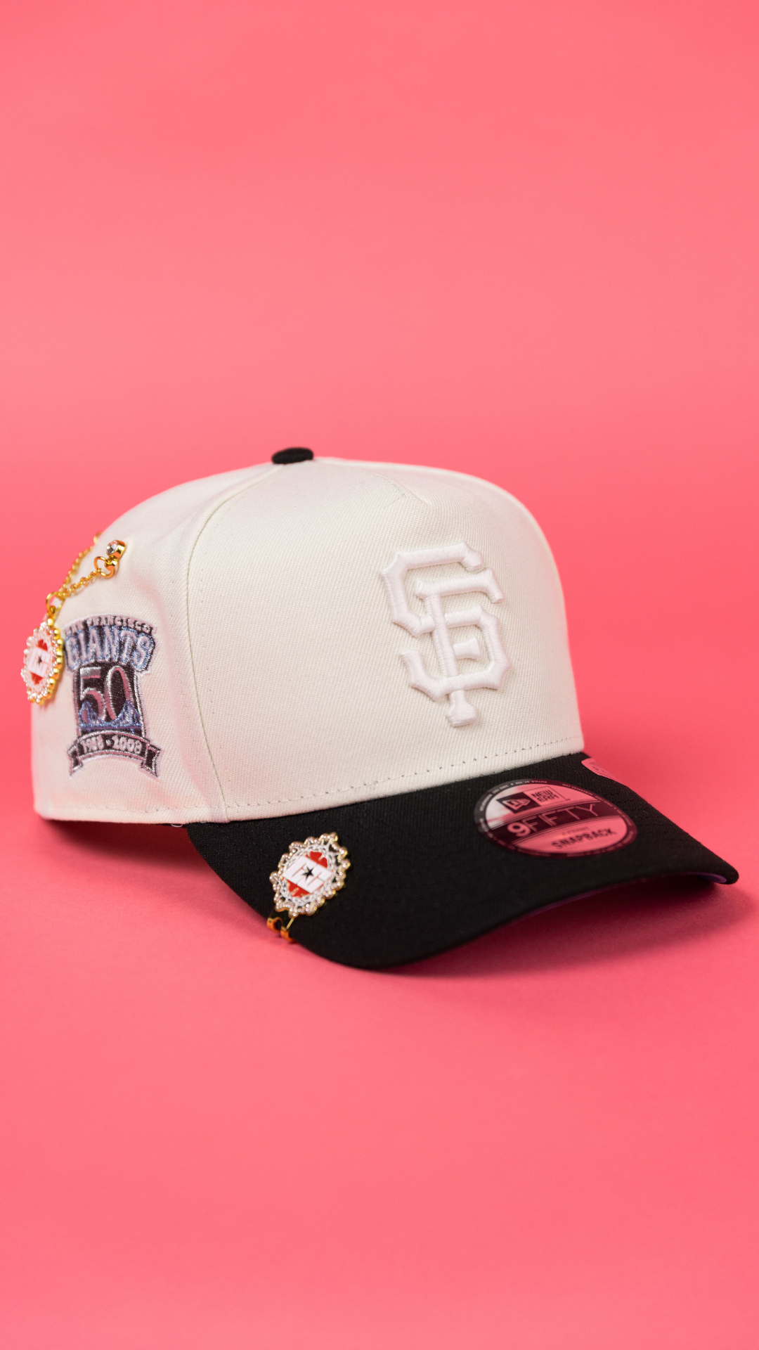 SNAPBACK FLAME EXCLUSIVO 9FIFTY NEGRO DE LOS WASHINGTON NATIONALS DE NEW ERA CON PARCHE DE LA SERIE MUNDIAL 2019 (ICY UV) MUY LIMITADO