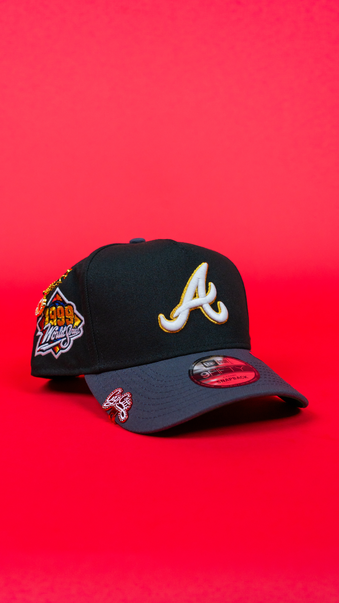 SNAPBACK 9FIFTY AZUL MARINO ATLANTA BRAVES EXCLUSIVO DE NEW ERA CON PARCHE DEL JUEGO ALL STAR 2000