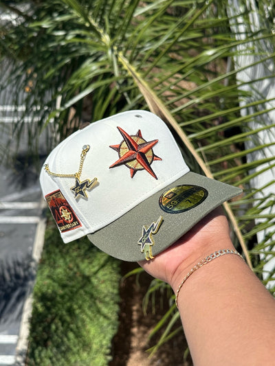 NEW ERA EXCLUSIVE 59FIFTY CHROME WHITE/OLIVE SEATTLE MARINERS W/ 40TH ANNIVERSARY PATCH (GREY UV)