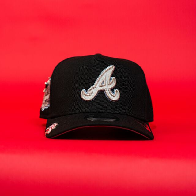 NEW ERA EXCLUSIVE 9FIFTY A-FRAME BLACK ATLANTA BRAVES SNAPBACK W/ 40TH ANNIVERSARY SIDE PATCH