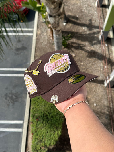 NEW ERA EXCLUSIVE 59FIFTY BROWN UPSIDE DOWN LOS ANGELES LAKERS W/ 60TH ANNIVERSARY PATCH (PINK UV)