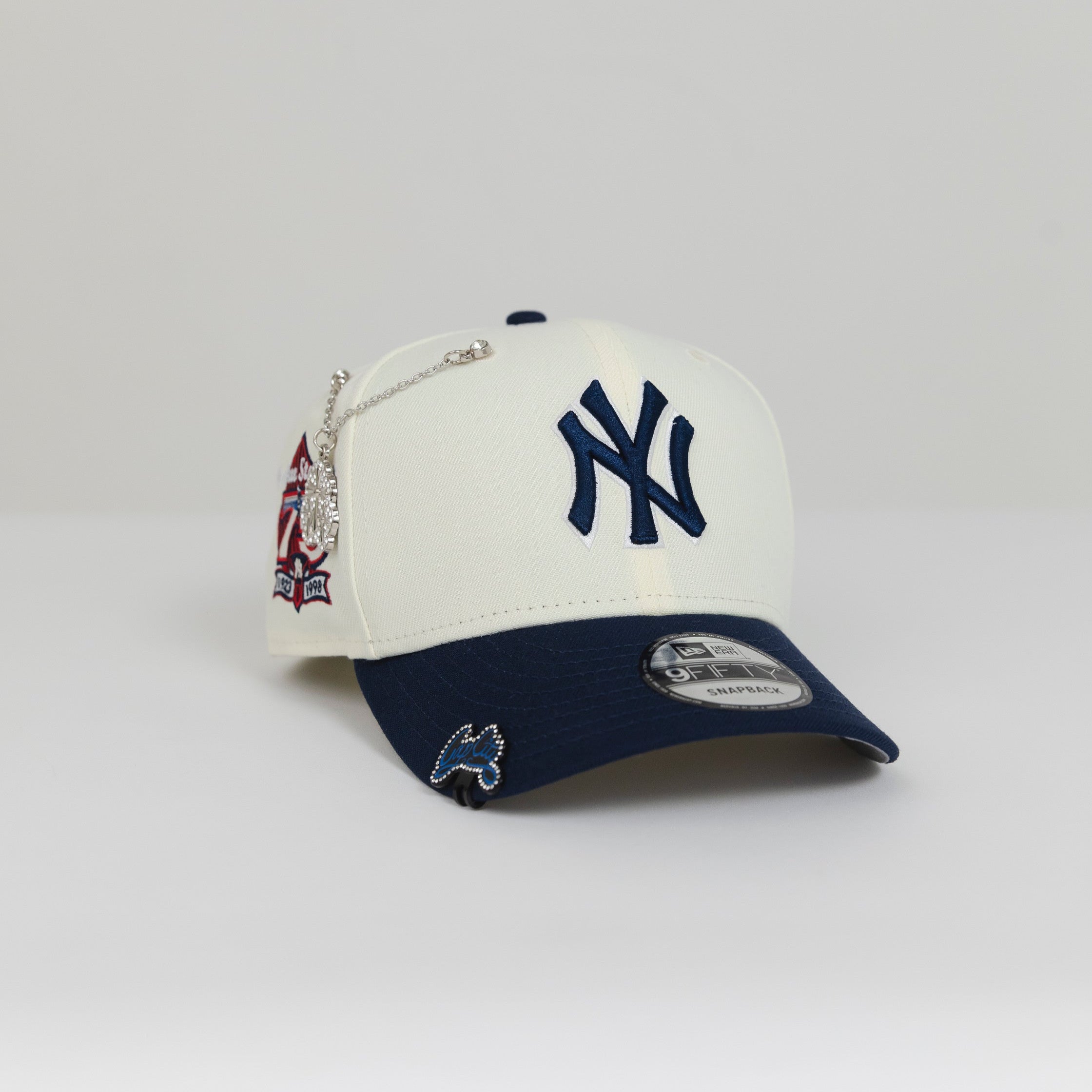 NEW ERA EXCLUSIVE 9FIFTY CHROME/ NAVY NEW YORK YANKEES SNAPBACK W/ 75TH ANNIVERSARY SIDE PATCH