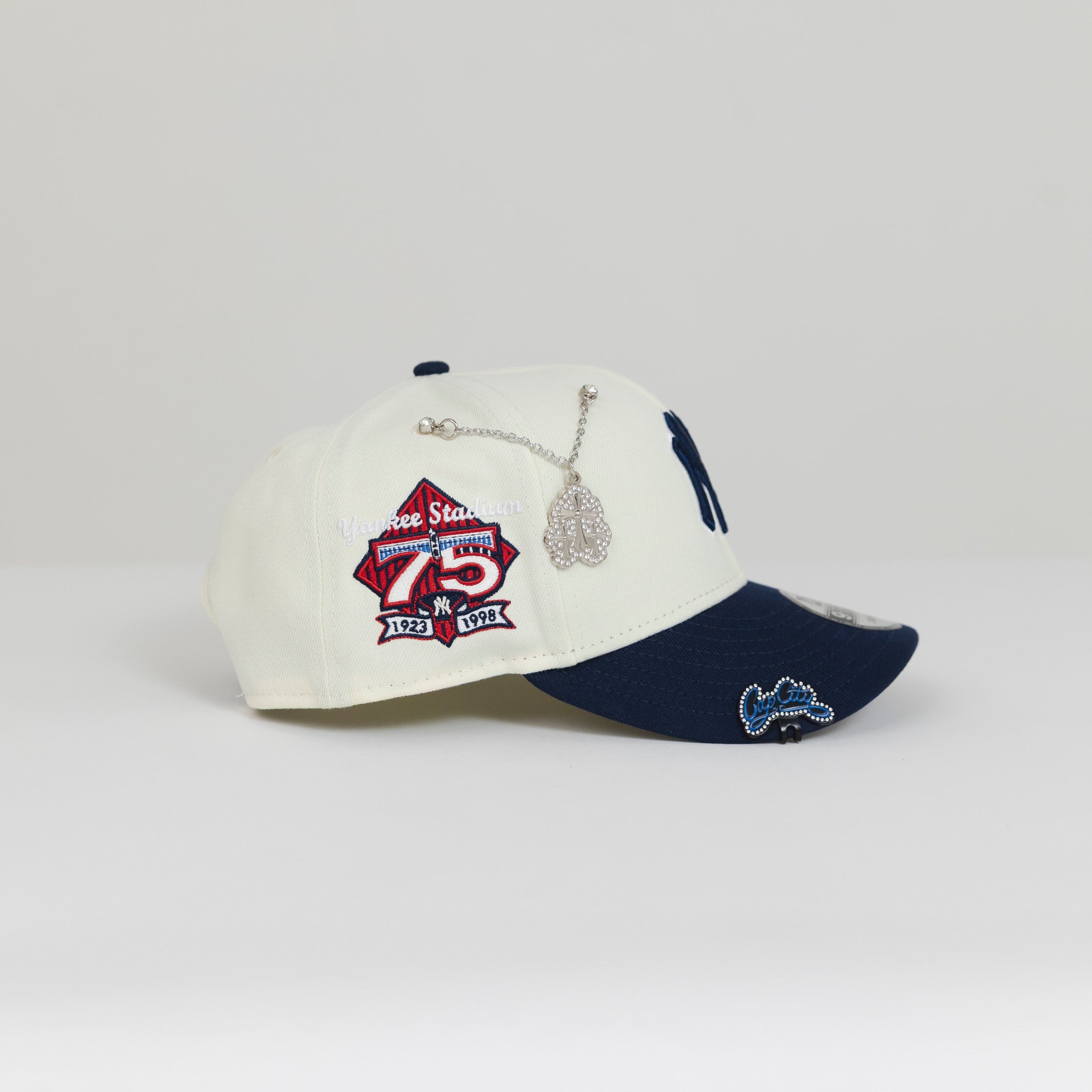 NEW ERA EXCLUSIVE 9FIFTY CHROME/ NAVY NEW YORK YANKEES SNAPBACK W/ 75TH ANNIVERSARY SIDE PATCH