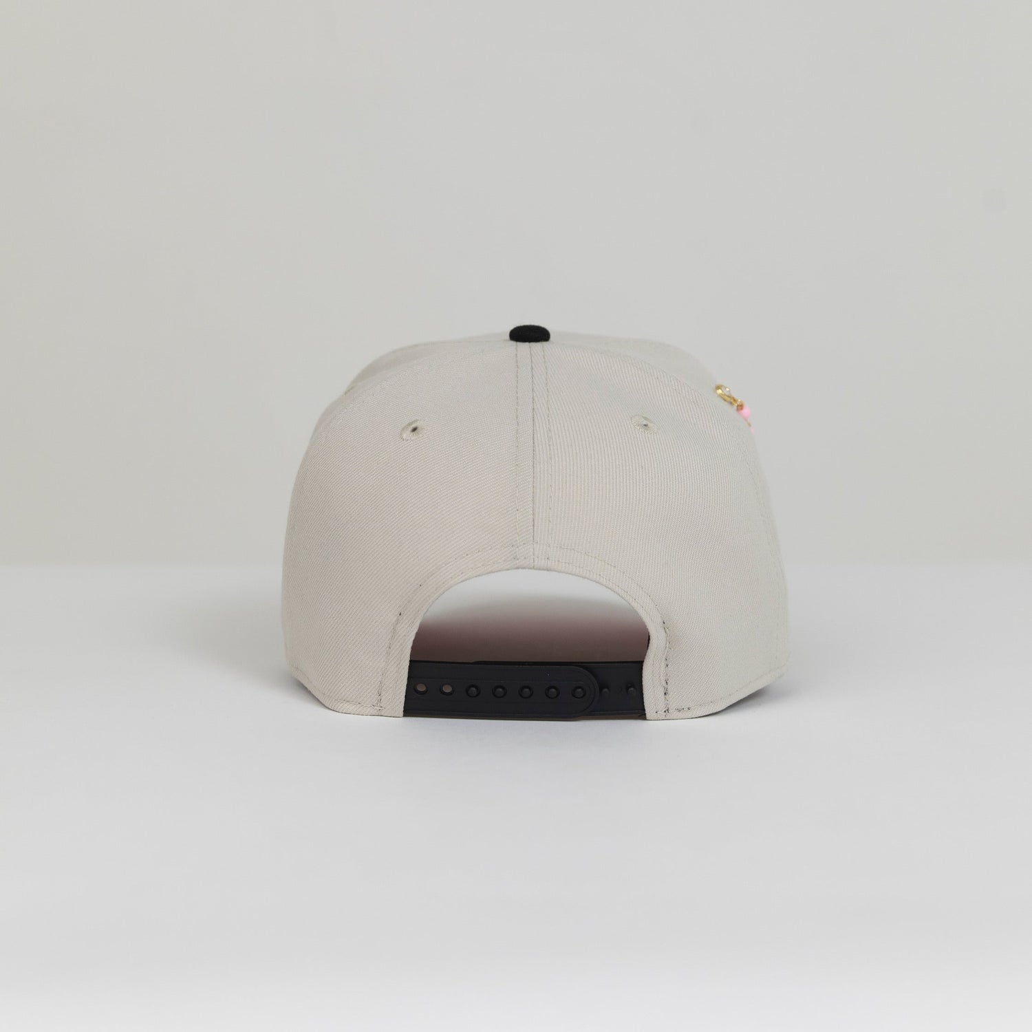 NEW ERA EXCLUSIVE 9FIFTY STONE GREY/ BLACK NEW YORK YANKEES SNAPBACK W/ 1996 WORLD SERIES SIDE PATCH